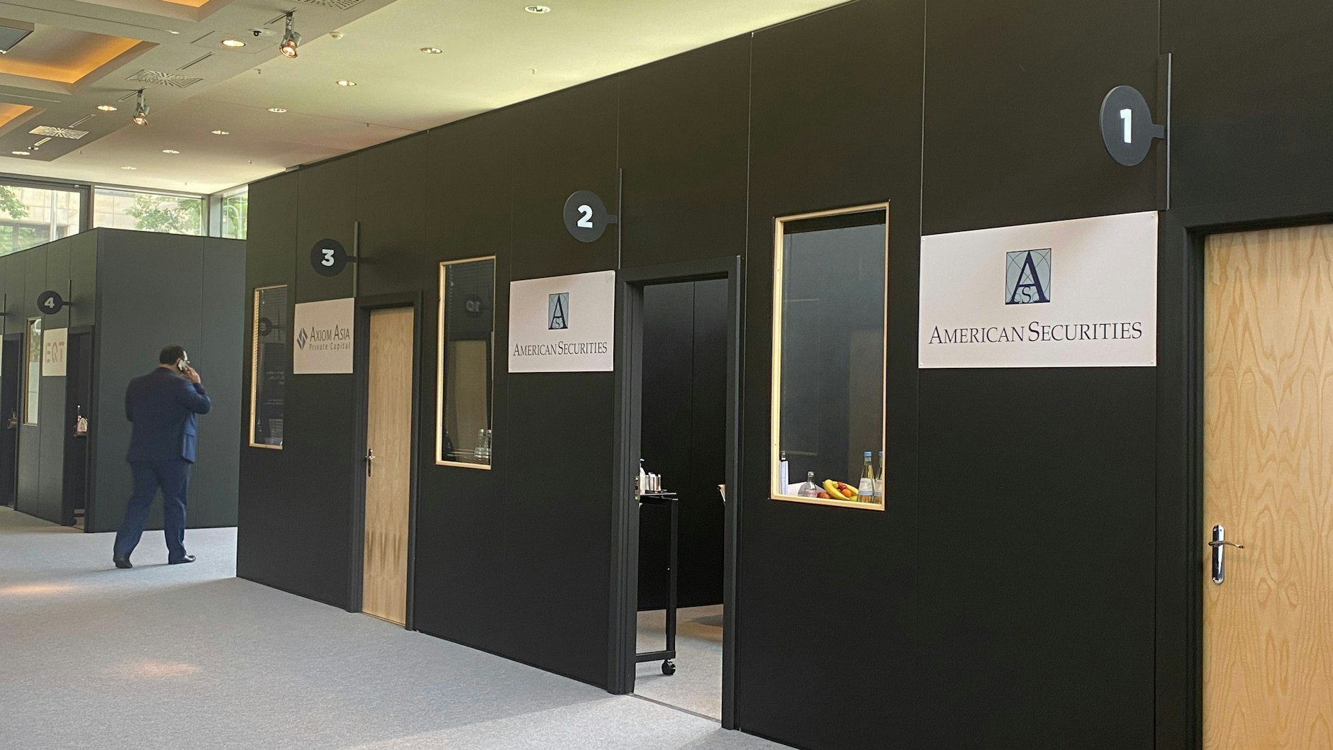 Im Fünf-Sterne-Hotel InterContinental bekommen die teilnehmenden Firmen eigene Boxen.