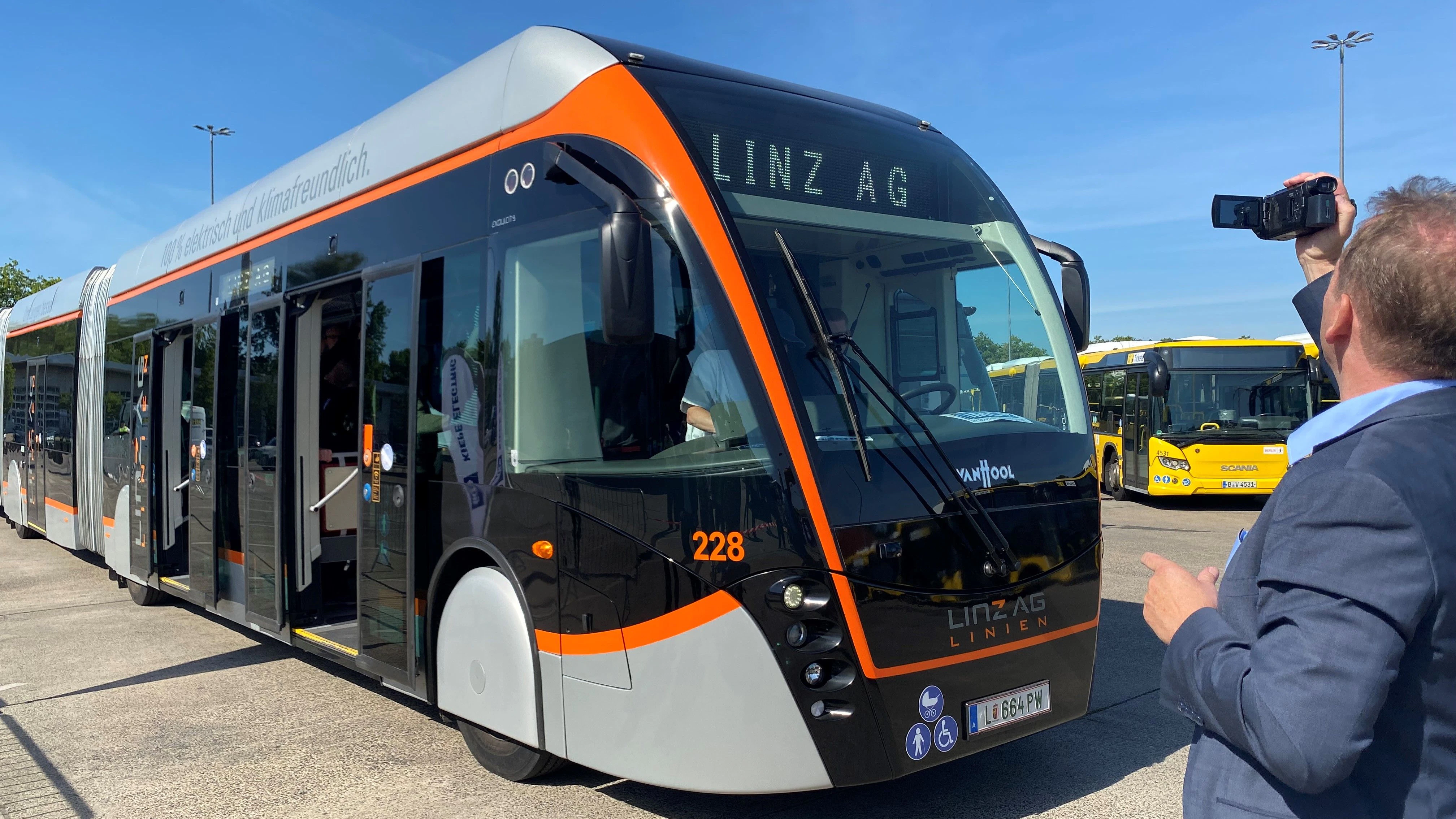 Er sorgt beim E-Bus-Tag auf dem Bushof Spandau an diesem Wochenende für Aufsehen: der Doppelgelenkbus der Linz AG. Das Fahrzeug versorgt sich mithilfe eines Stromabnehmers und aus einer Batterie mit Strom.