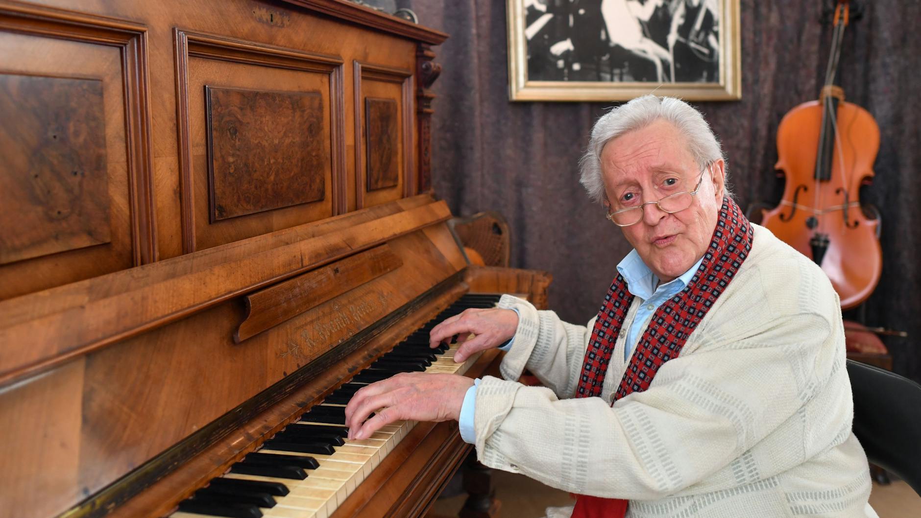 Lutz Jahoda am Klavier: Als Operettensänger begann er seine Karriere.