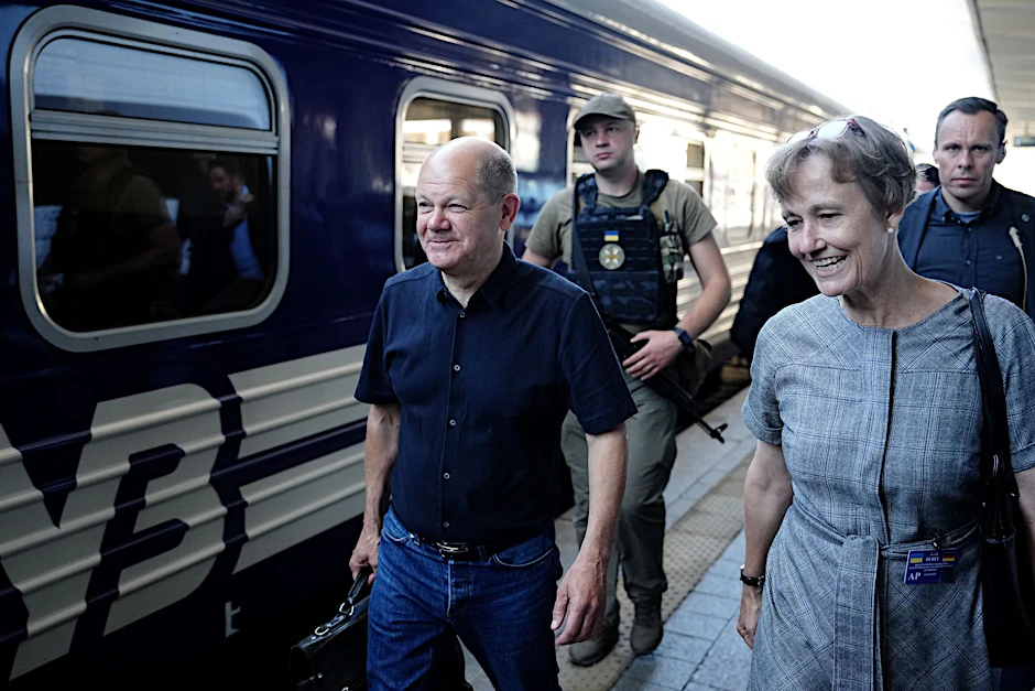 Olaf Scholz nach seiner Ankunft am Bahnhof in Kiew. Deutschlands Botschafterin in Kiew, Anka Feldhusen, nimmt ihn auf dem Bahnsteig in Empfang.  