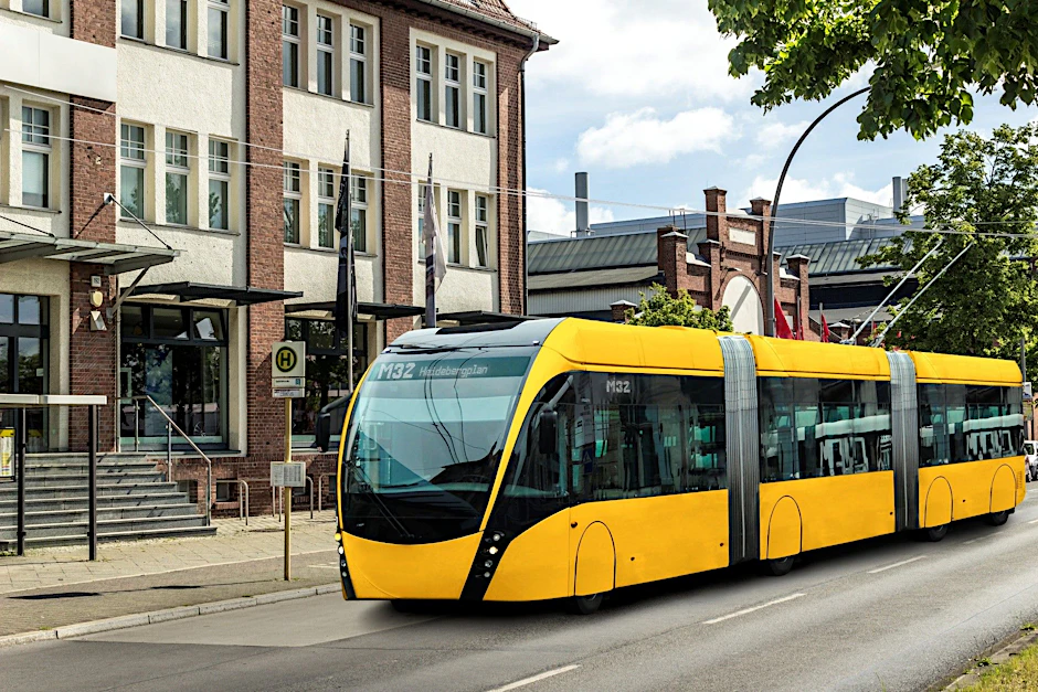 Ein ganz großer Gelber unterwegs auf der Linie M32 in Spandau. Die Visualisierung zeigt einen Doppelgelenkbus, der auf der Strecke nach Staaken künftig eingesetzt werden könnte. Er hat einen Stromabnehmer und ist als O-Bus unterwegs – es ginge aber auch anders, heißt es jetzt.