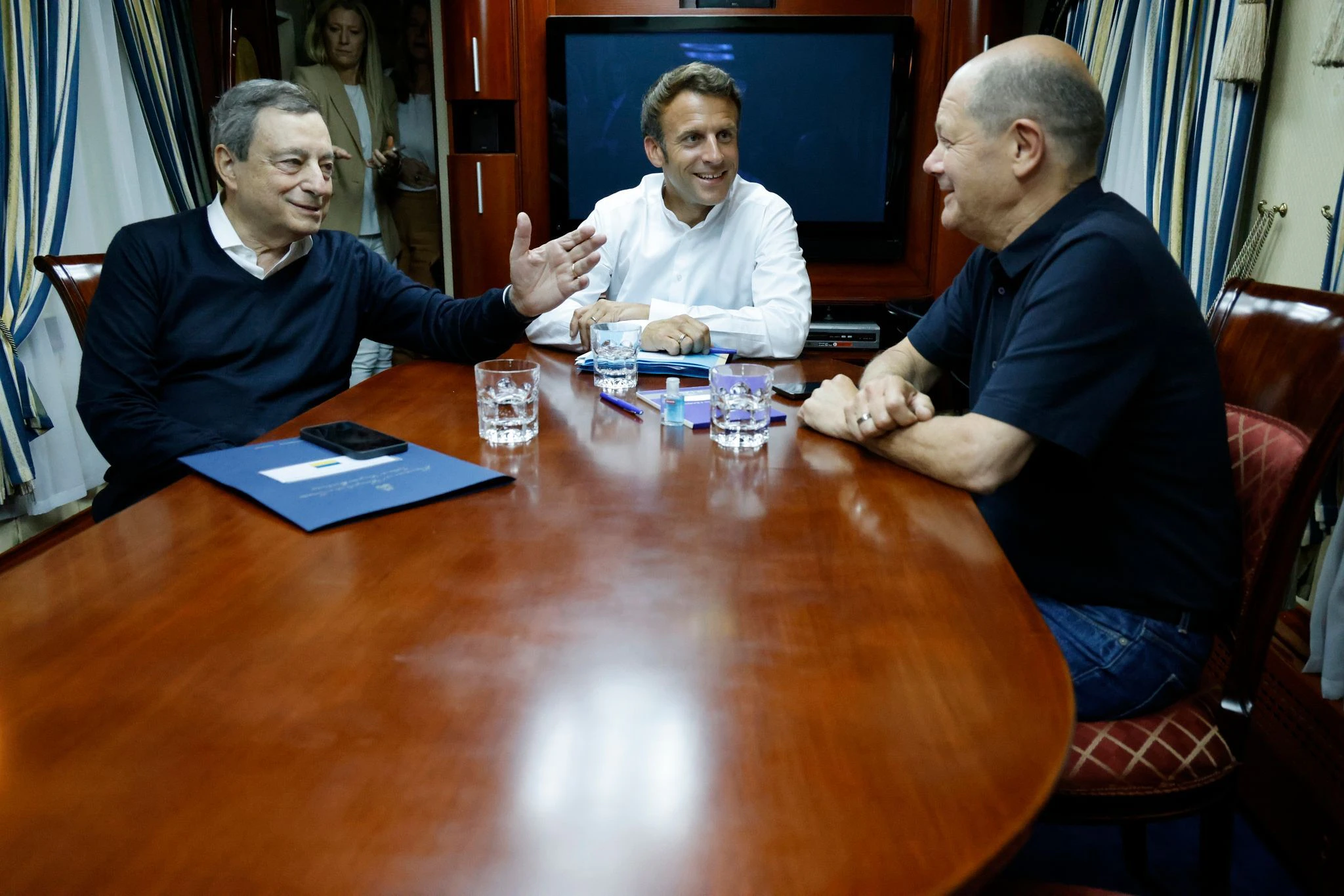 Die drei Staatschefs Draghi, Macron und Scholz  vergnügt im Zug auf dem Weg nach Kiew.  