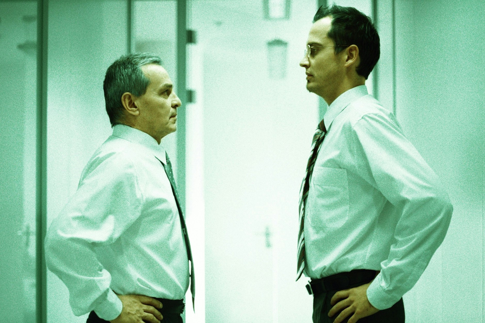 Okay, Boomer? Zwei Männer stehen sich im Streit gegenüber.