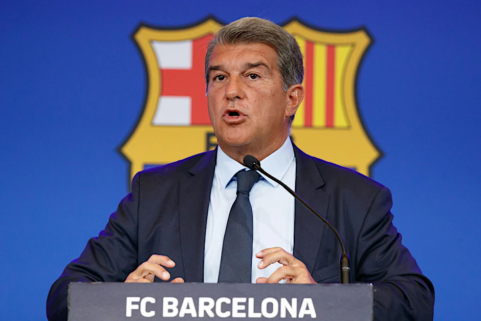 ARCHIV - Will Bayern-Torjäger Robert Lewandowski unbedingt zum FC Barcelona holen: Club-Boss Joan Laporta.  