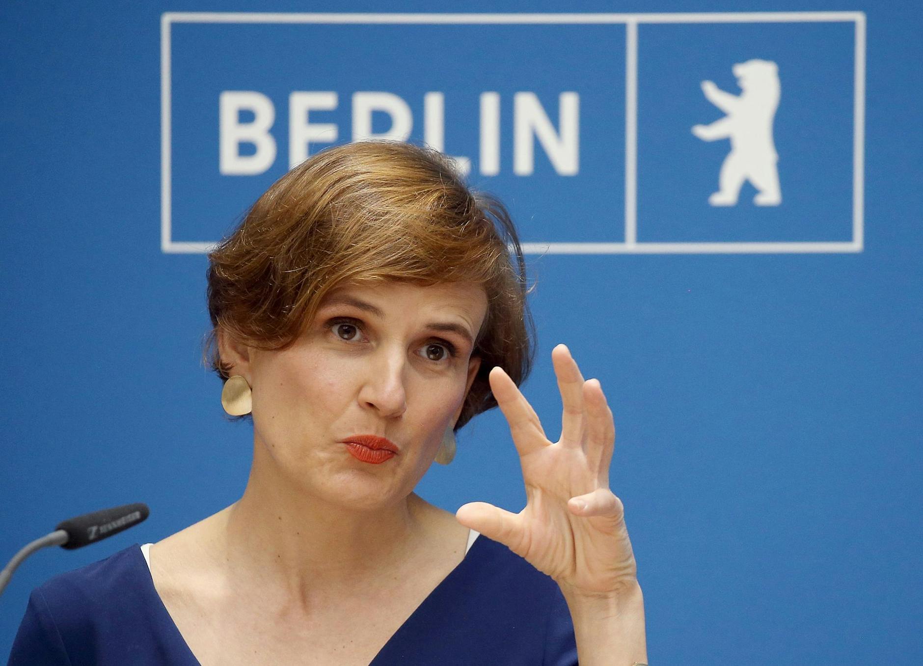 Katja Kipping (Linke), Sozialsenatorin, spricht während einer Pressekonferenz.