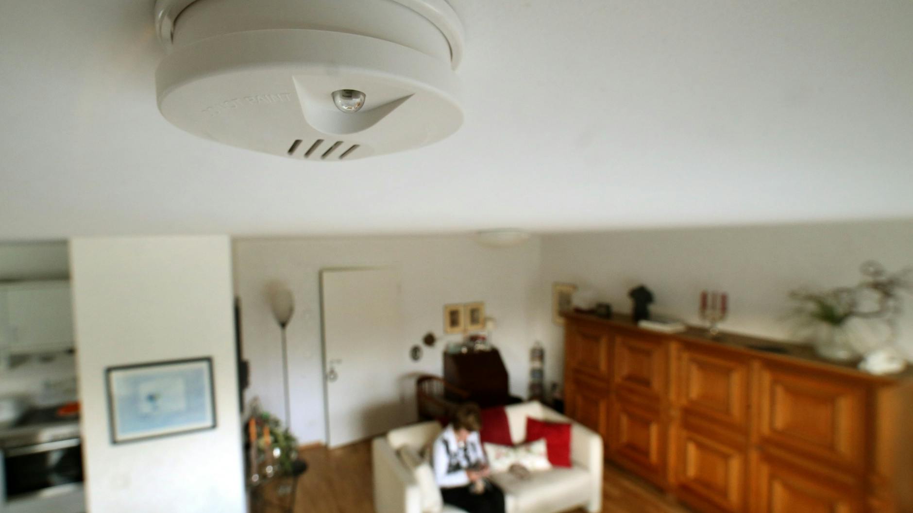 Rauchwarnmelder müssen in jeder Wohnung in Berlin montiert sein. Die Ausgaben für angemietete Geräte dürfen aber nicht über die Betriebskosten auf die Mieter abgewälzt werden.