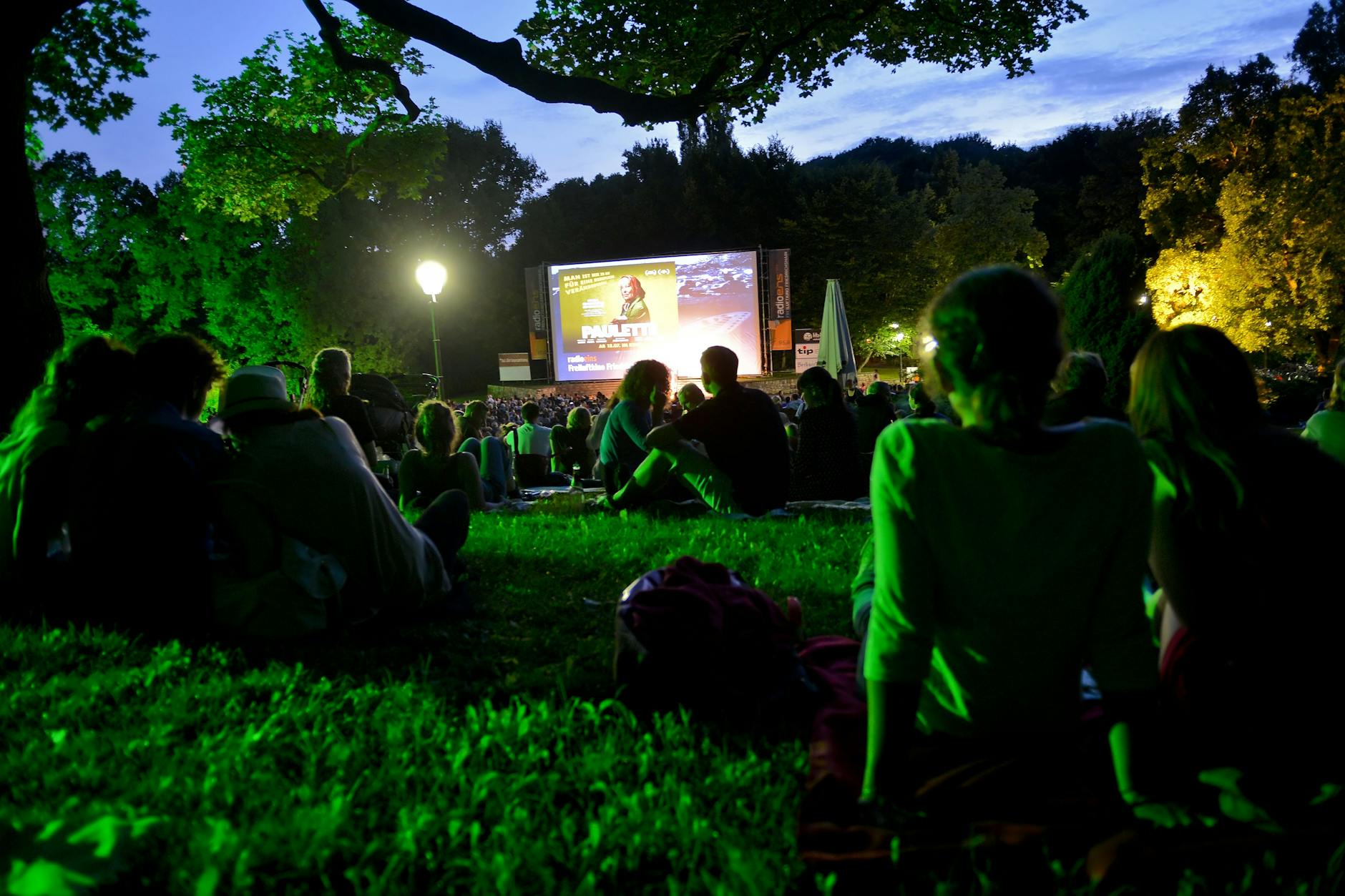 Auf der Wiese haben wir gesessen, und wir haben Filme geschaut: Besucher im Freiluftkino Friedrichshain.