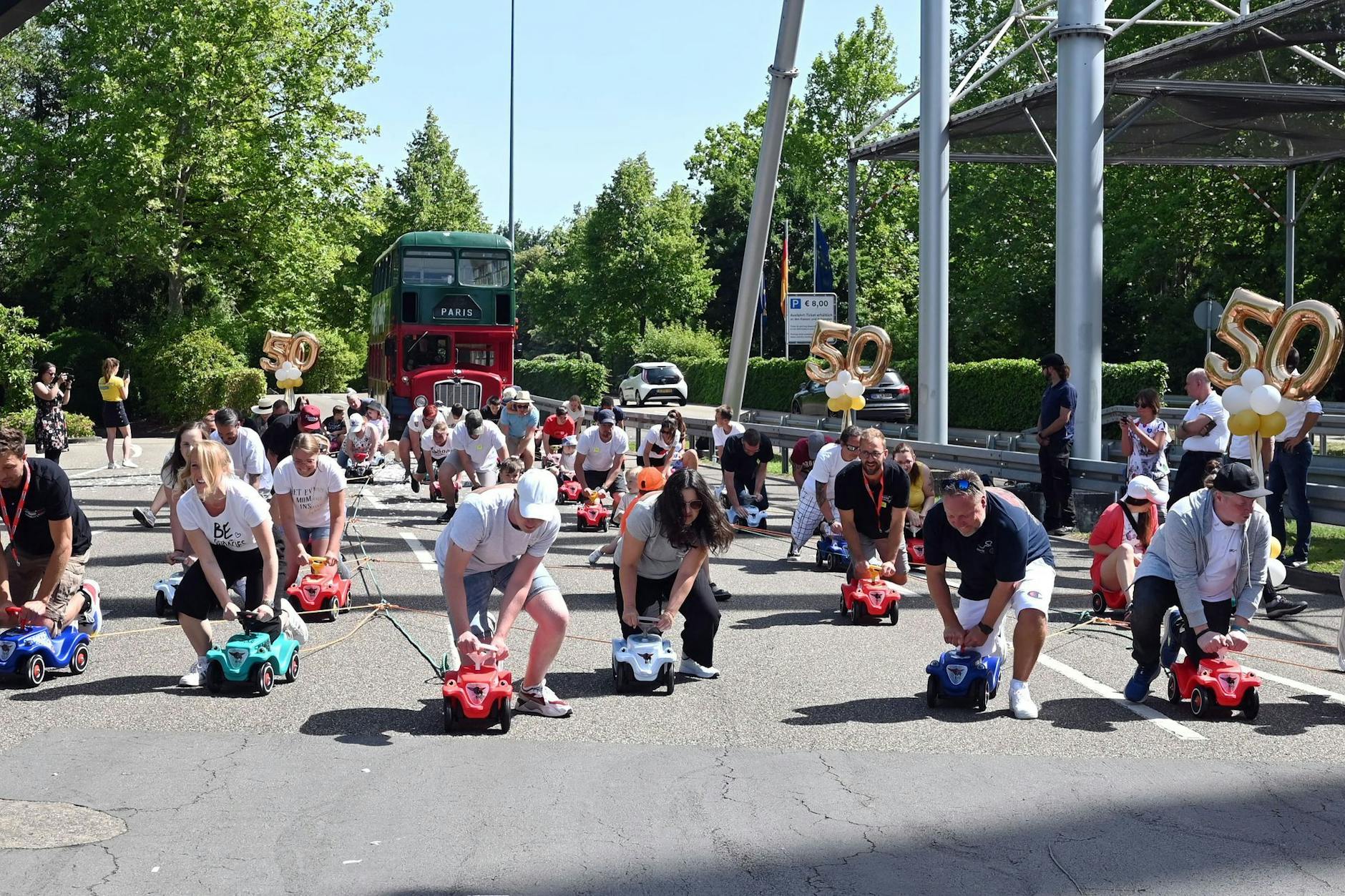 Im Europa-Park zogen 50 Menschen auf Bobby-Cars den Bus der Kelly Family fünfzig Meter weit.