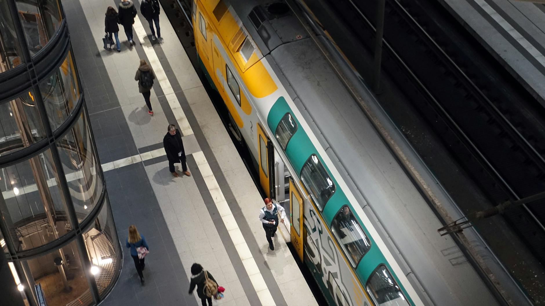 Ein Zug der Ostdeutschen Eisenbahn im Berliner Hauptbahnhof. Eine solche Zuggarnitur wird auch bei der zusätzlichen Fahrt von Berlin nach Stralsund und zurück eingesetzt.