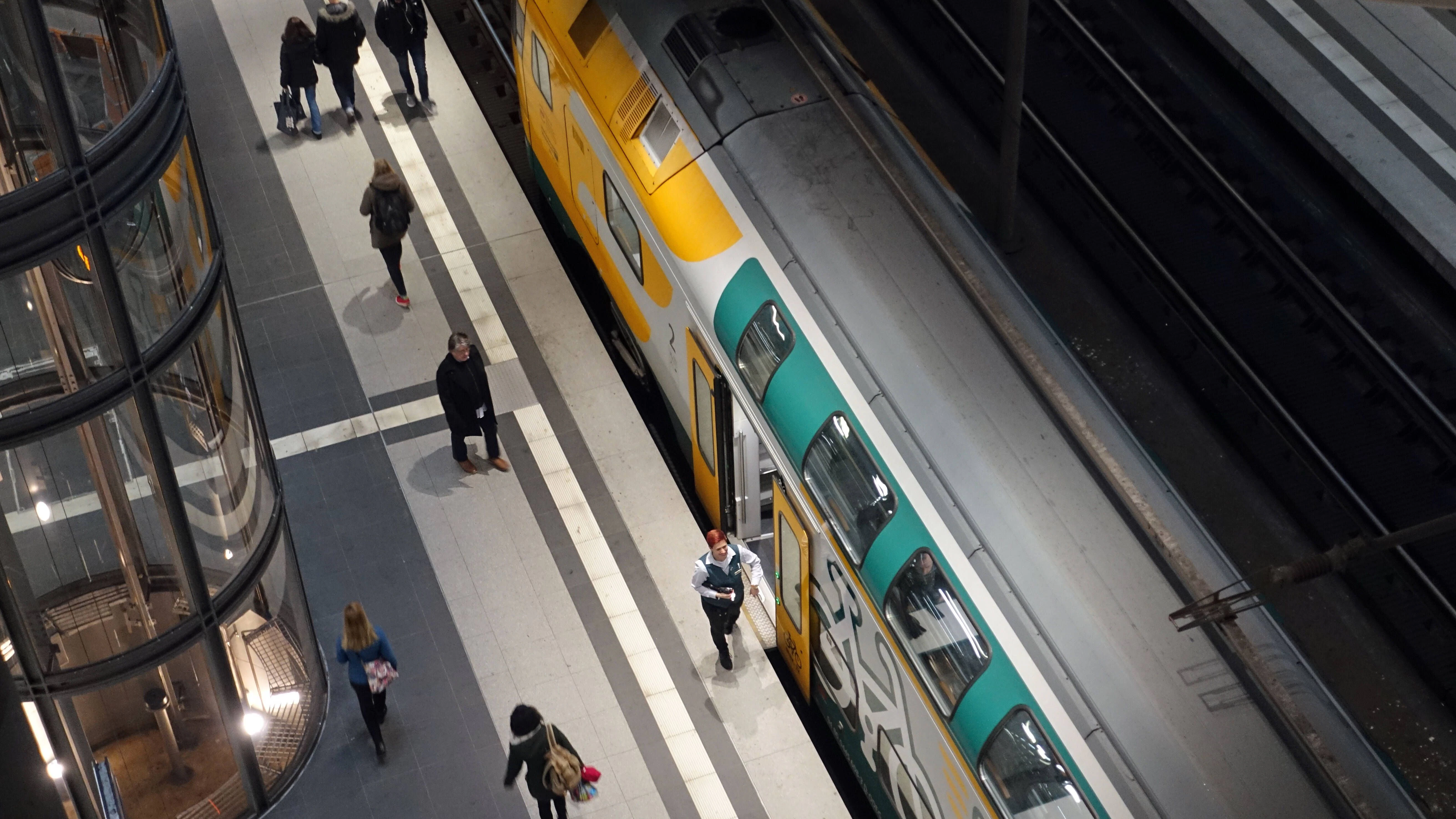 Ein Zug der Ostdeutschen Eisenbahn im Berliner Hauptbahnhof. Eine solche Zuggarnitur wird auch bei der zusätzlichen Fahrt von Berlin nach Stralsund und zurück eingesetzt.