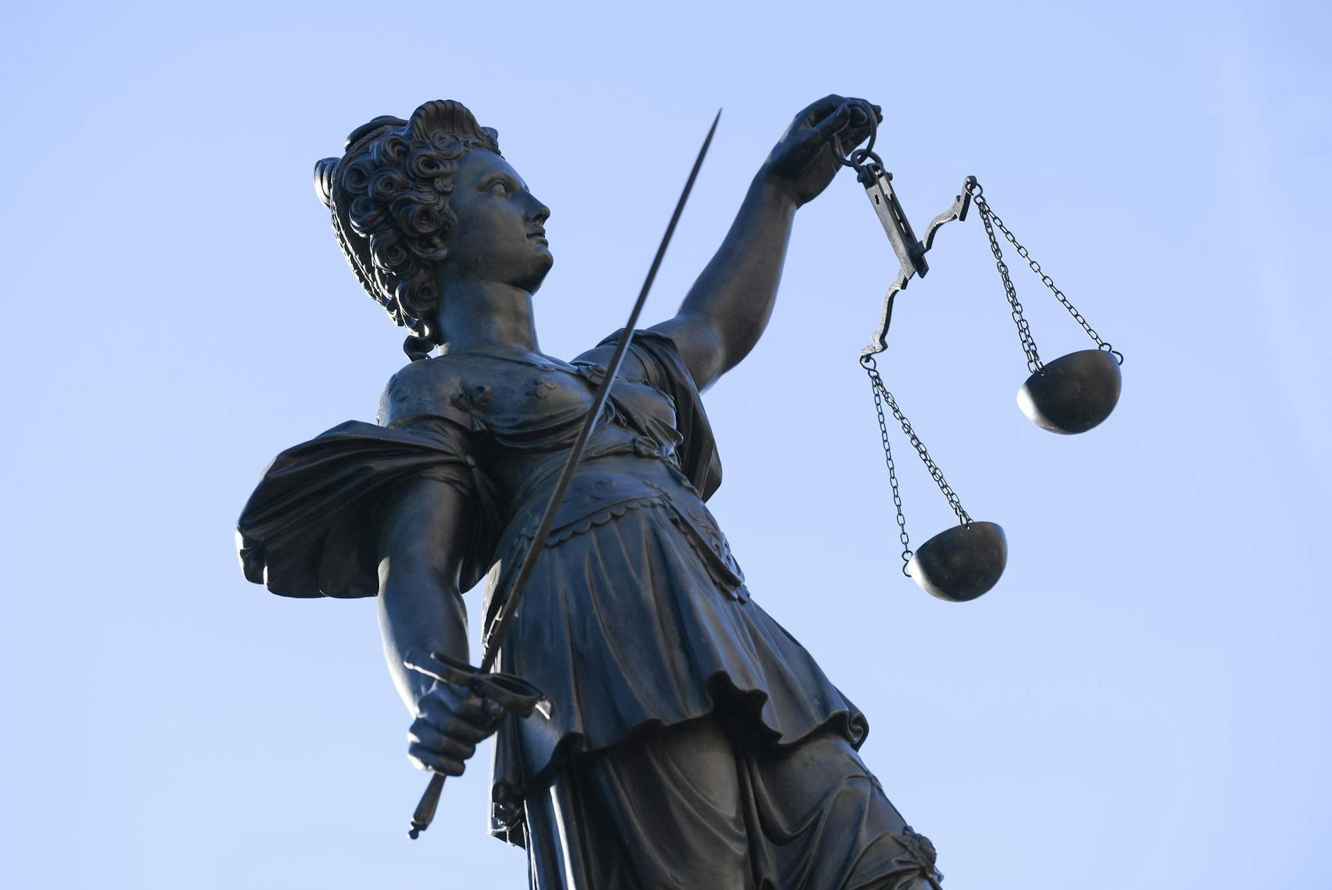 ARCHIV - Eine Statue der Justitia steht unter freiem Himmel.