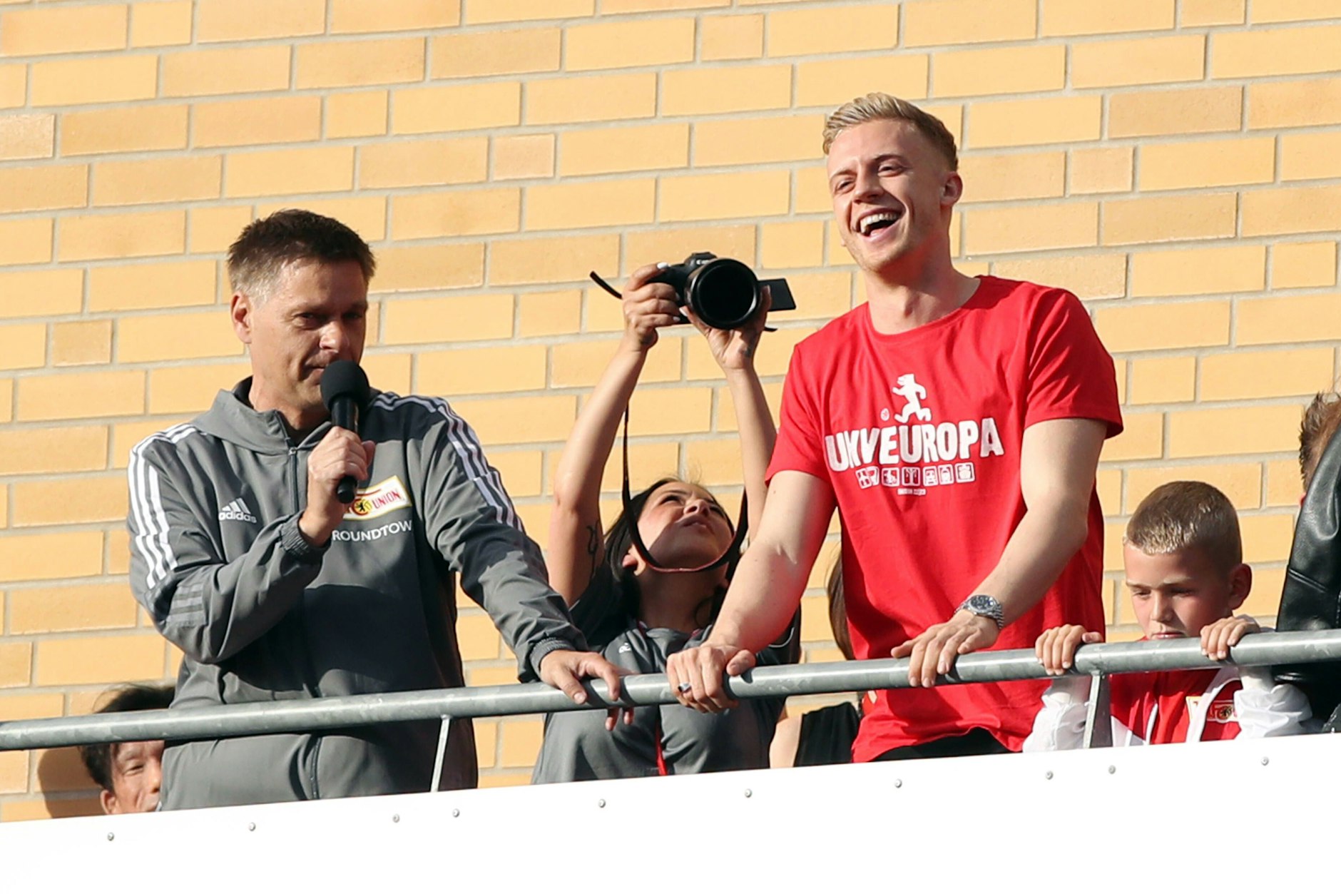 Unions Manager Oliver Ruhnert (l.) und Timo Baumgartl bei der Saisonabschlussfeier. Seinerzeit noch mit blonden Haaren bei dem Innenverteidiger.