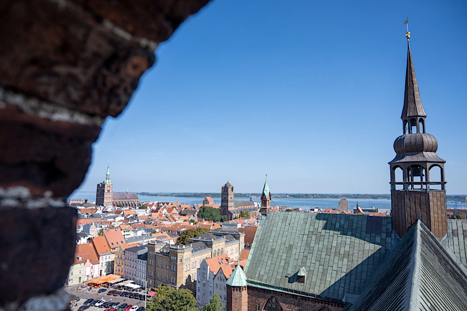 Die Altstadt von Stralsund. Von der St.-Marien-Kirche schweift der Blick bis zur Ostsee.