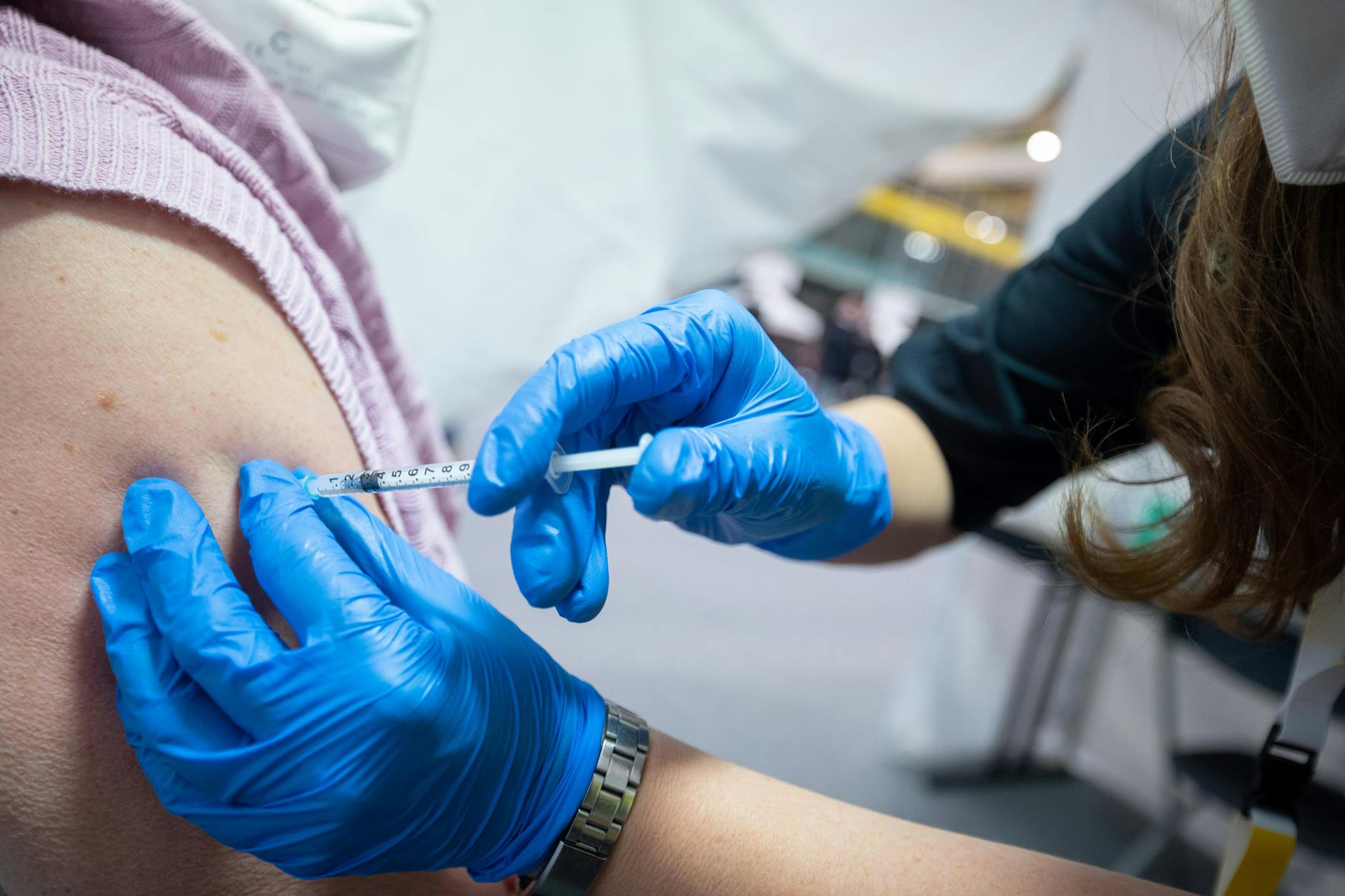 Der dritte Piks gegen Corona liegt bei den meisten schon eine Weile zurück.