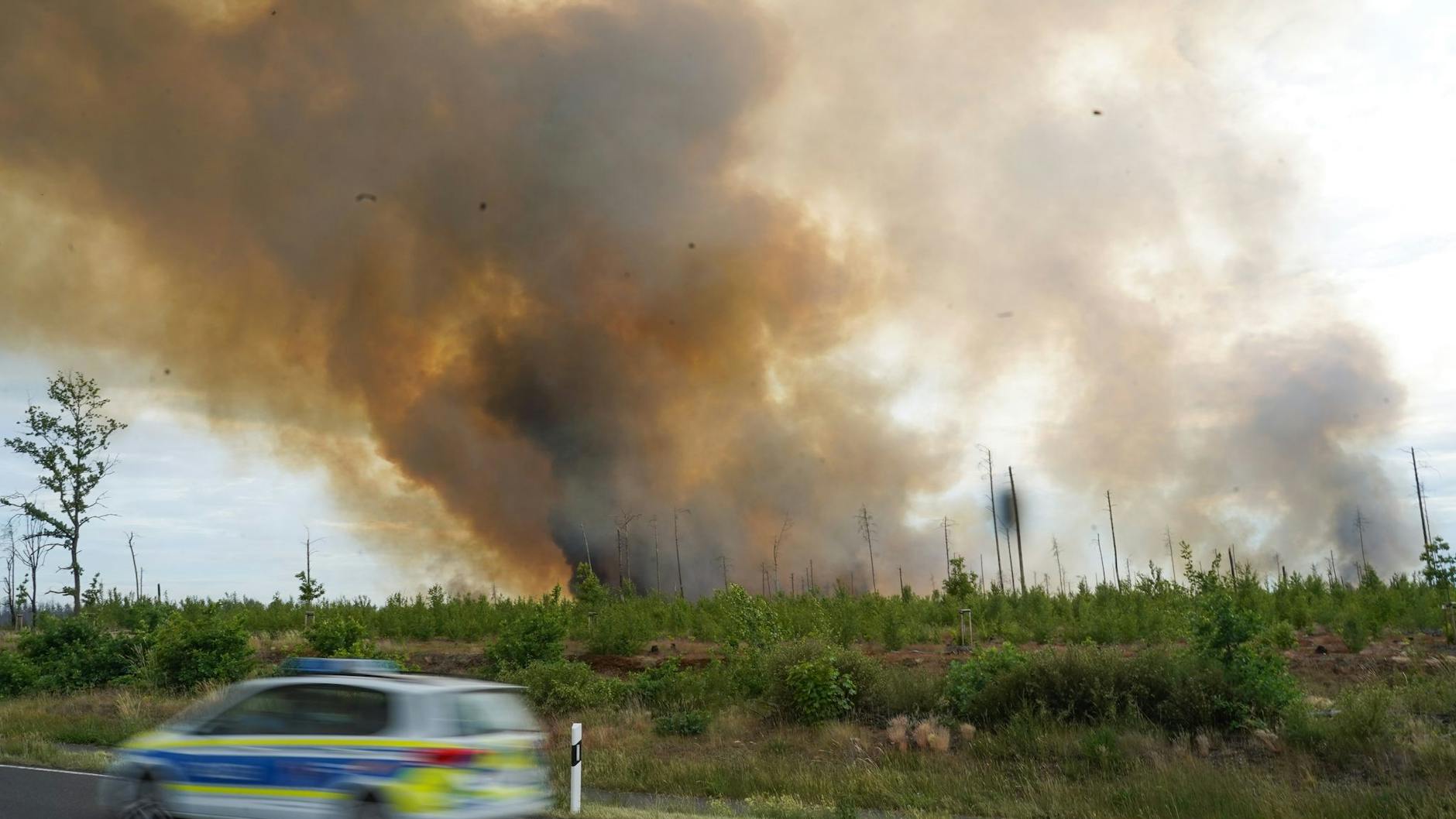 Eine massive Rauchwolke ist bis in den Süden Brandenburgs zu sehen.