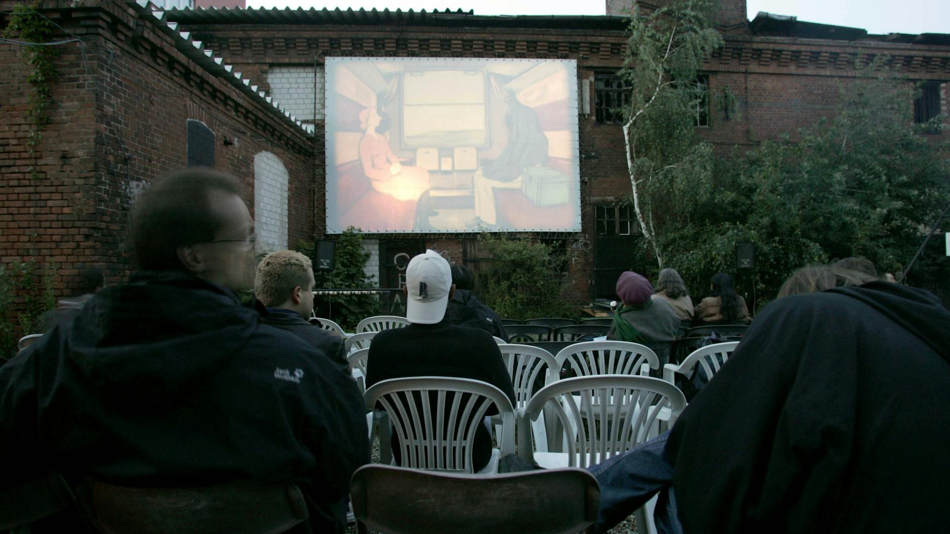 An lauen Sommerabenden sitzt auf den Plastikstühlen in der Kulturfabrik das Who’s who der Lehrter Straße.