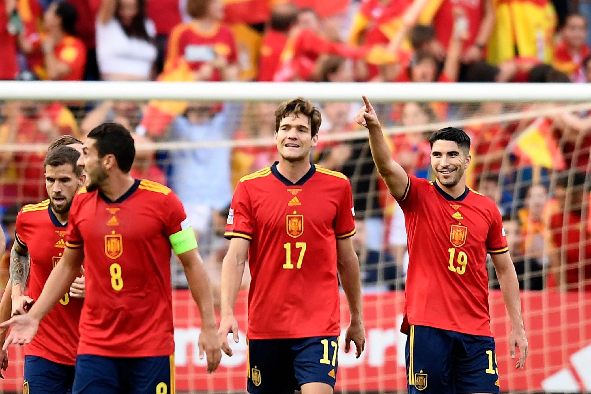Spaniens Carlos Soler (r) jubelt über sein Tor zum 1:0.  