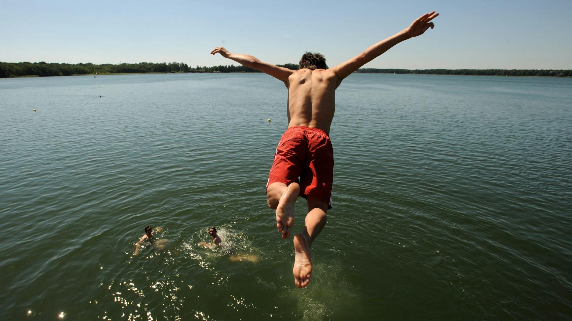 Ein Schüler springt von einem Drei-Meter-Turm im Strandbad Wandlitzsee im brandenburgischen Ort Wandlitz nördlich von Berlin.