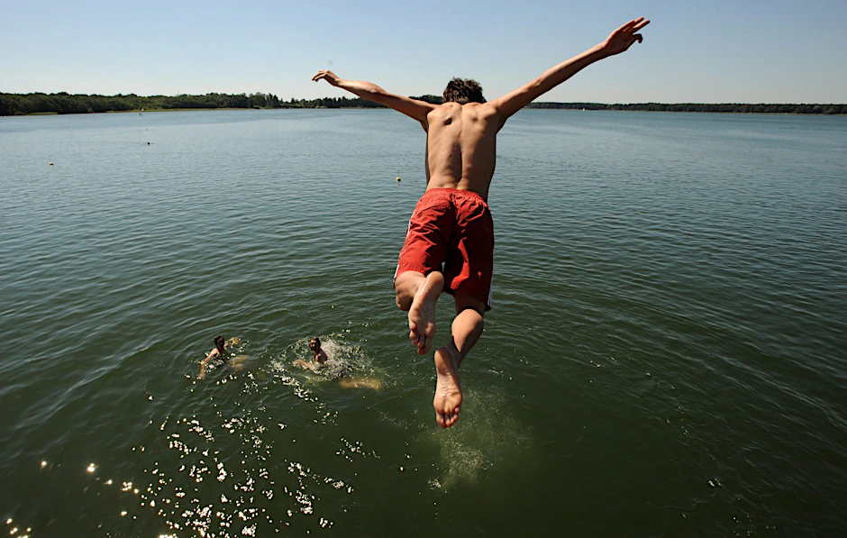 Ein Schüler springt von einem Drei-Meter-Turm im Strandbad Wandlitzsee im brandenburgischen Ort Wandlitz nördlich von Berlin.