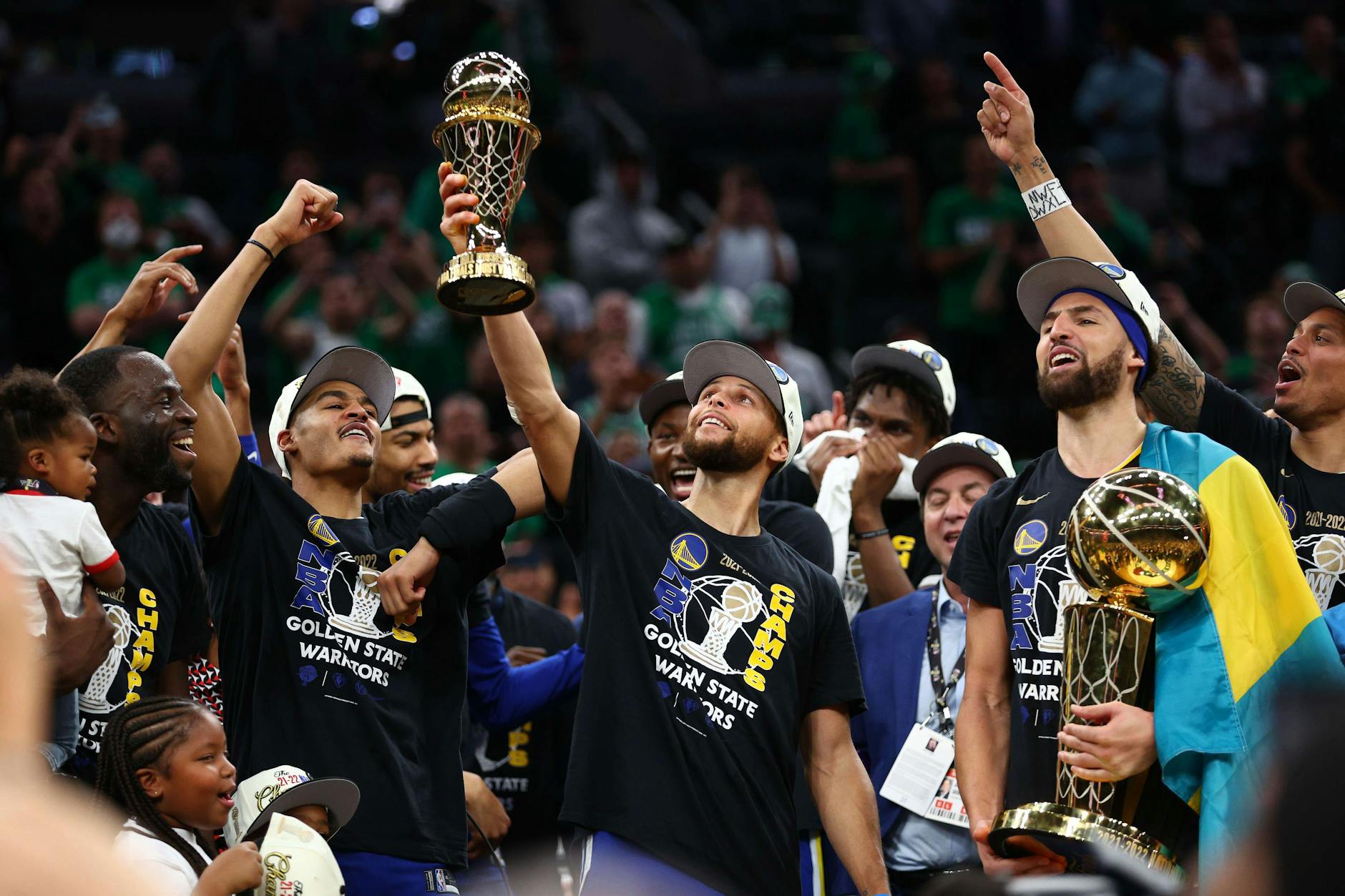 Stephen Curry streckt den NBA-Pokal für die Golden State Warriors in die Höhe.