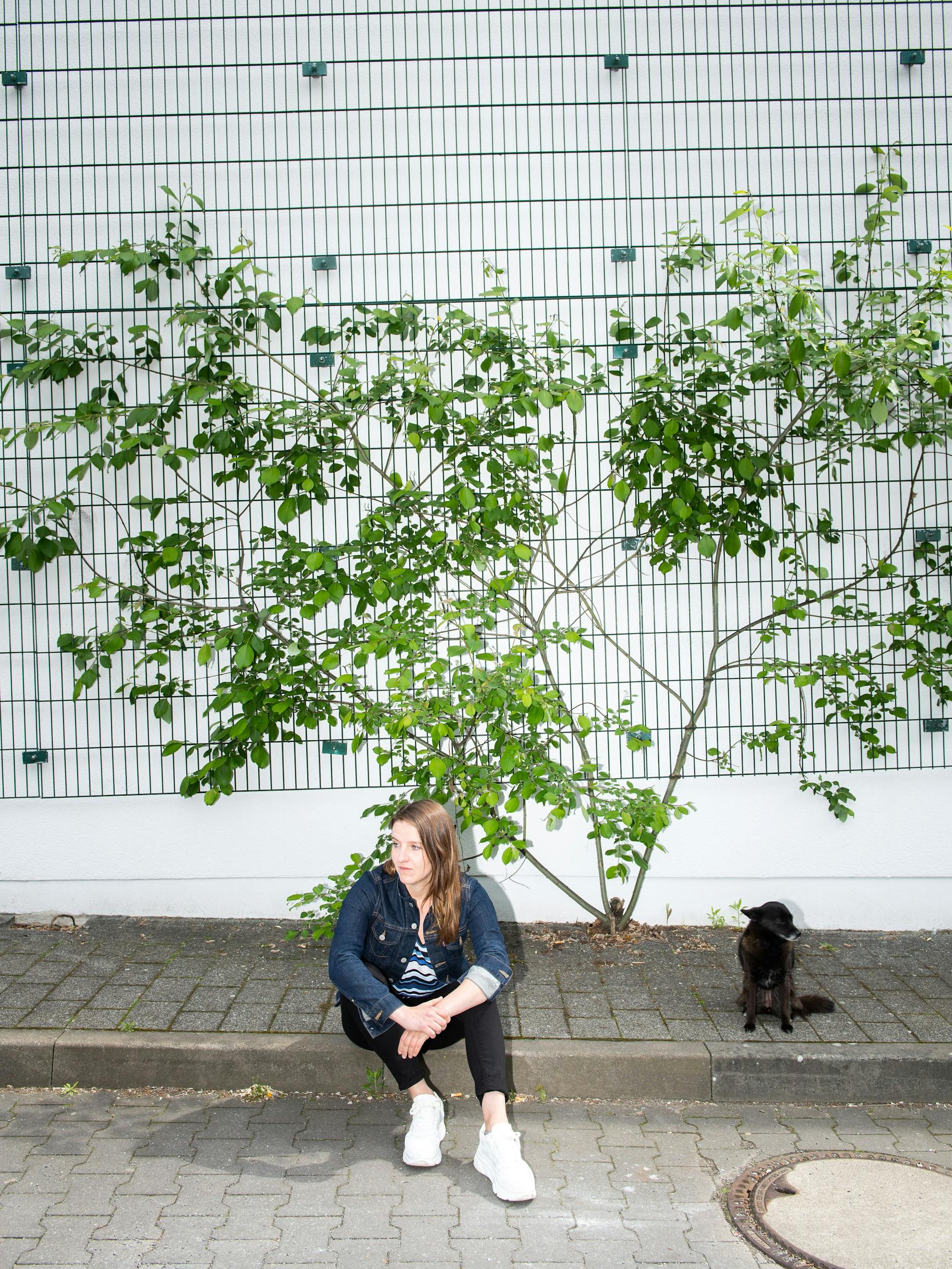 Helene Hegemann mit ihrer Hündin Charlie