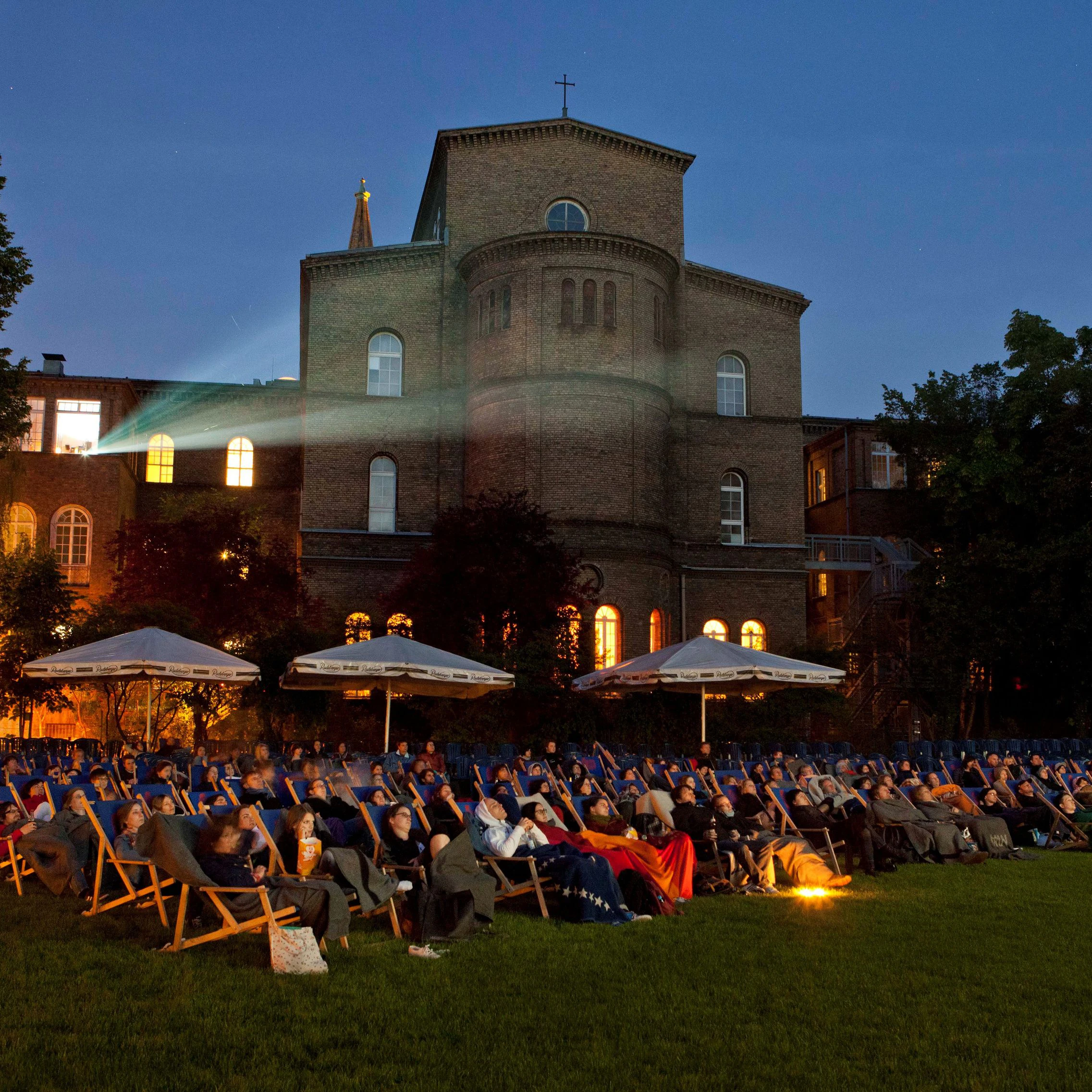 Freiluftkino Kreuzberg im Kunstquartier Bethanien