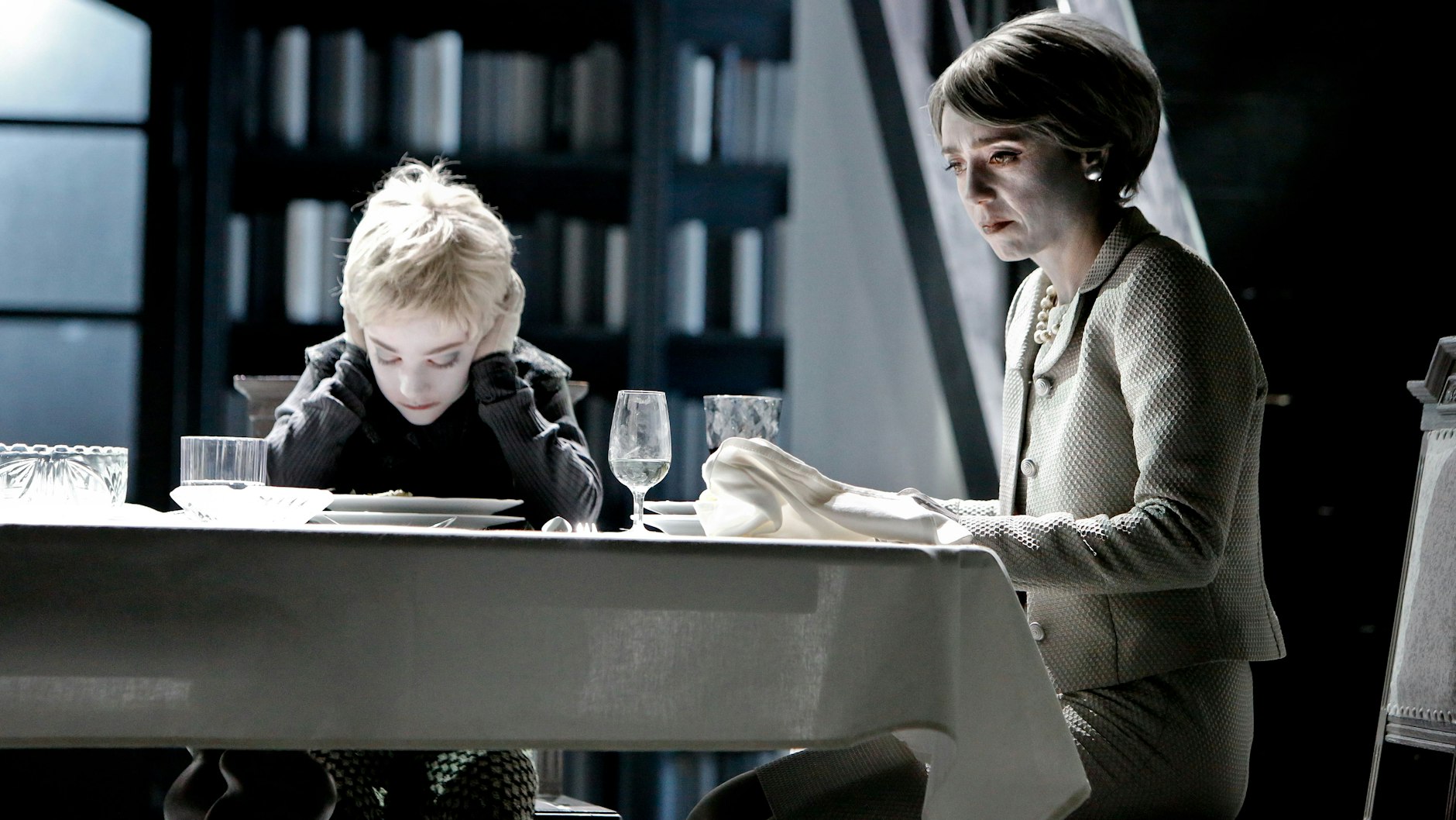 Der kleine Friedrich mit seiner Mutter (Maxim Loginovskih und Çiğdem Teke).