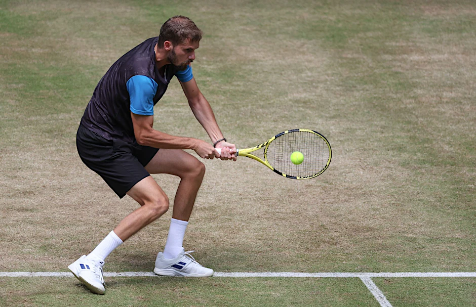 Tennisprofi Oscar Otte spielt eine Rückhand.  