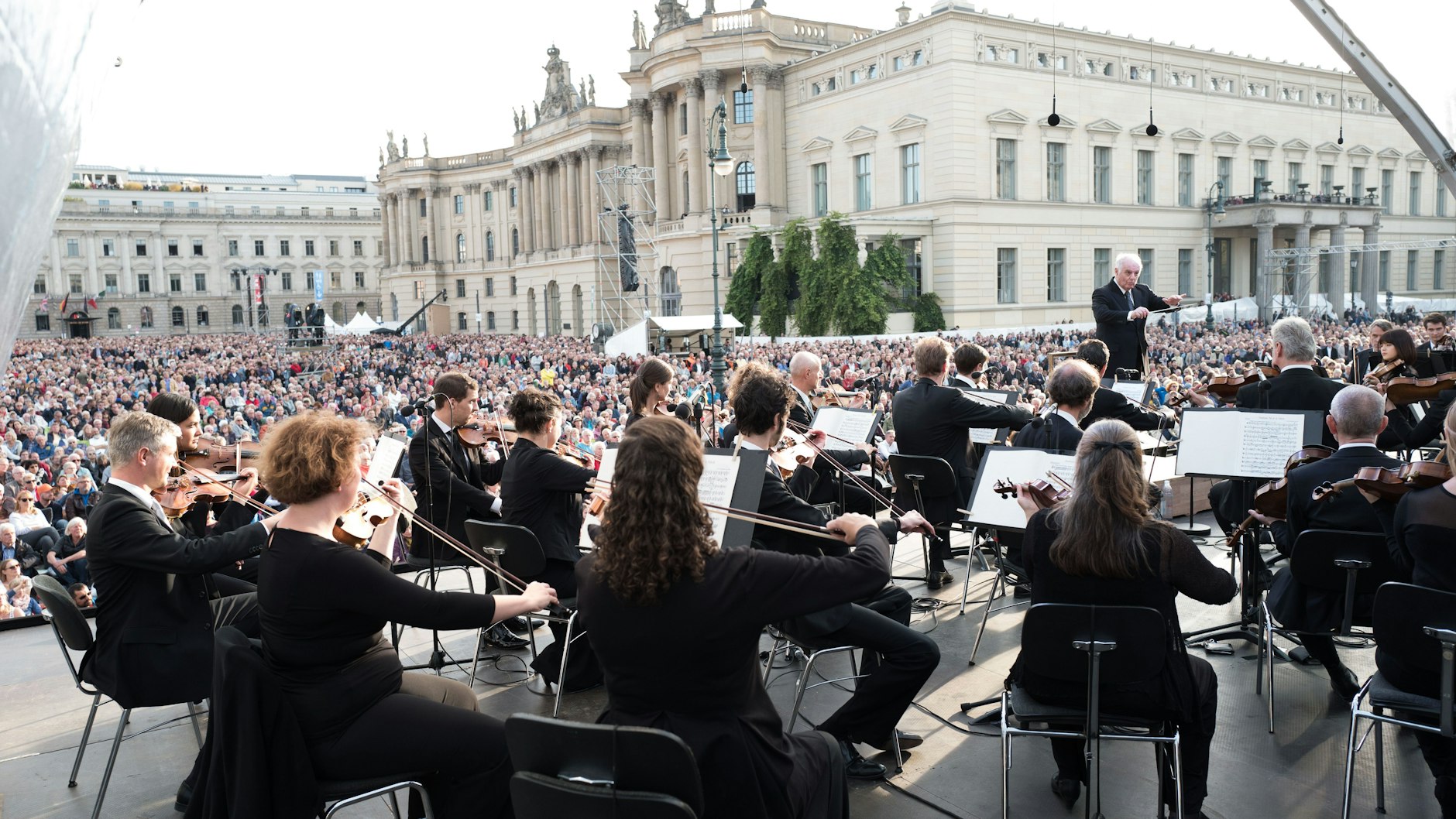 Die Staatskapelle Berlin spielt seit Jahren im Sommer auf dem Bebelplatz in Berlin. Auch dieses Jahr wieder mit Daniel Barenboim.