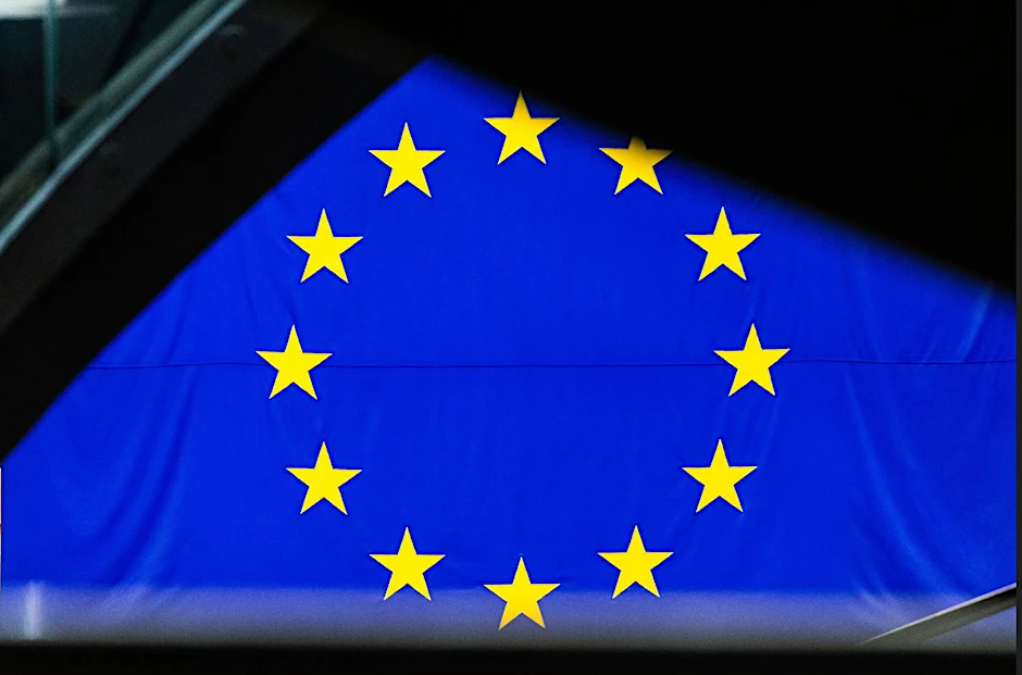 EU-Flagge im Gebäude des Europäischen Parlaments