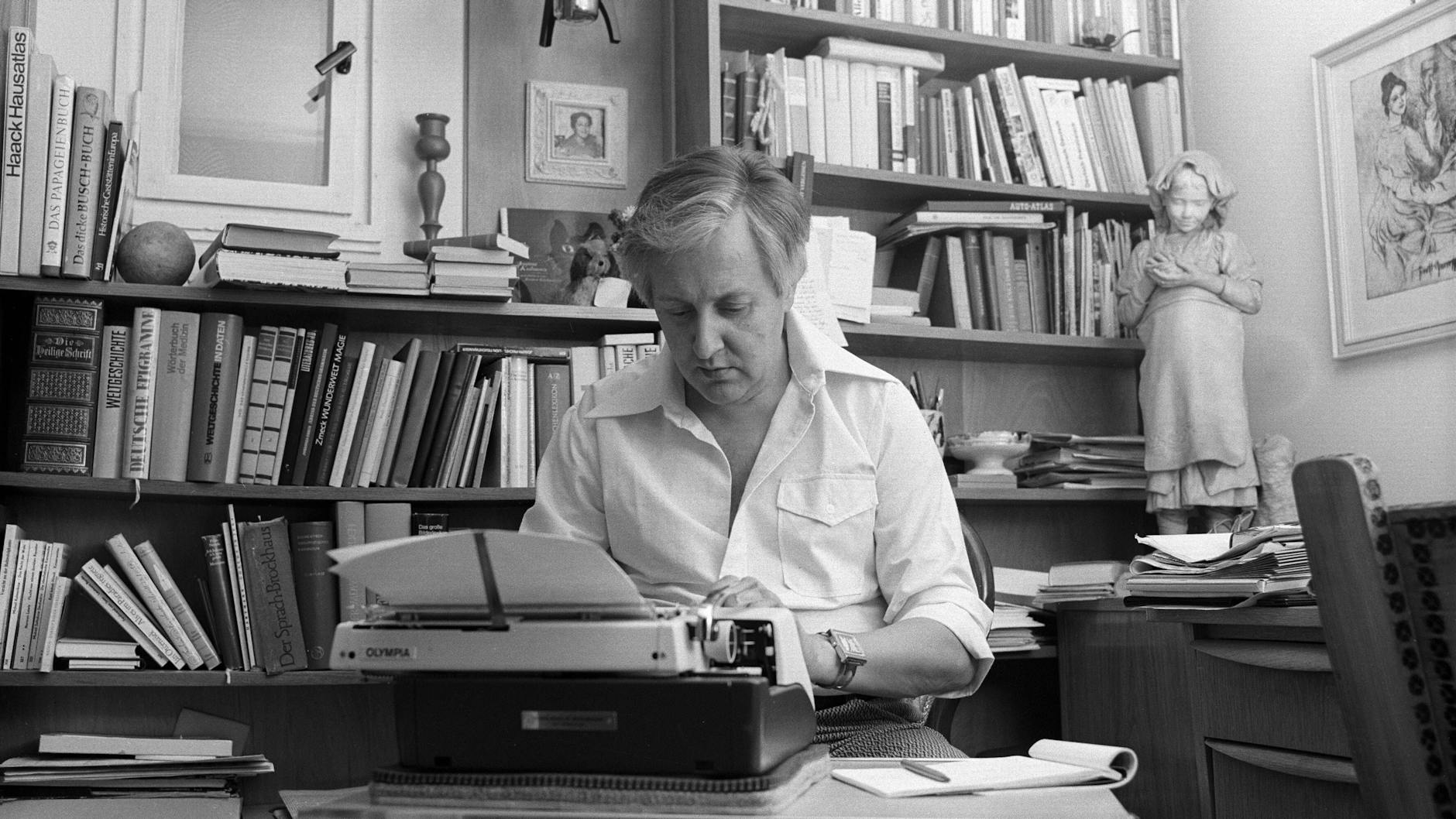 Lutz Jahoda an seiner Schreibmaschine in seinem Arbeitszimmer in den 70er-Jahren, wo er auch die Moderatorentexte für seine Show „Mit Lutz und Liebe“ schrieb. Zusammen mit dem DDR-Talente-Papa Heinz Quermann gestaltete er die Sendung.