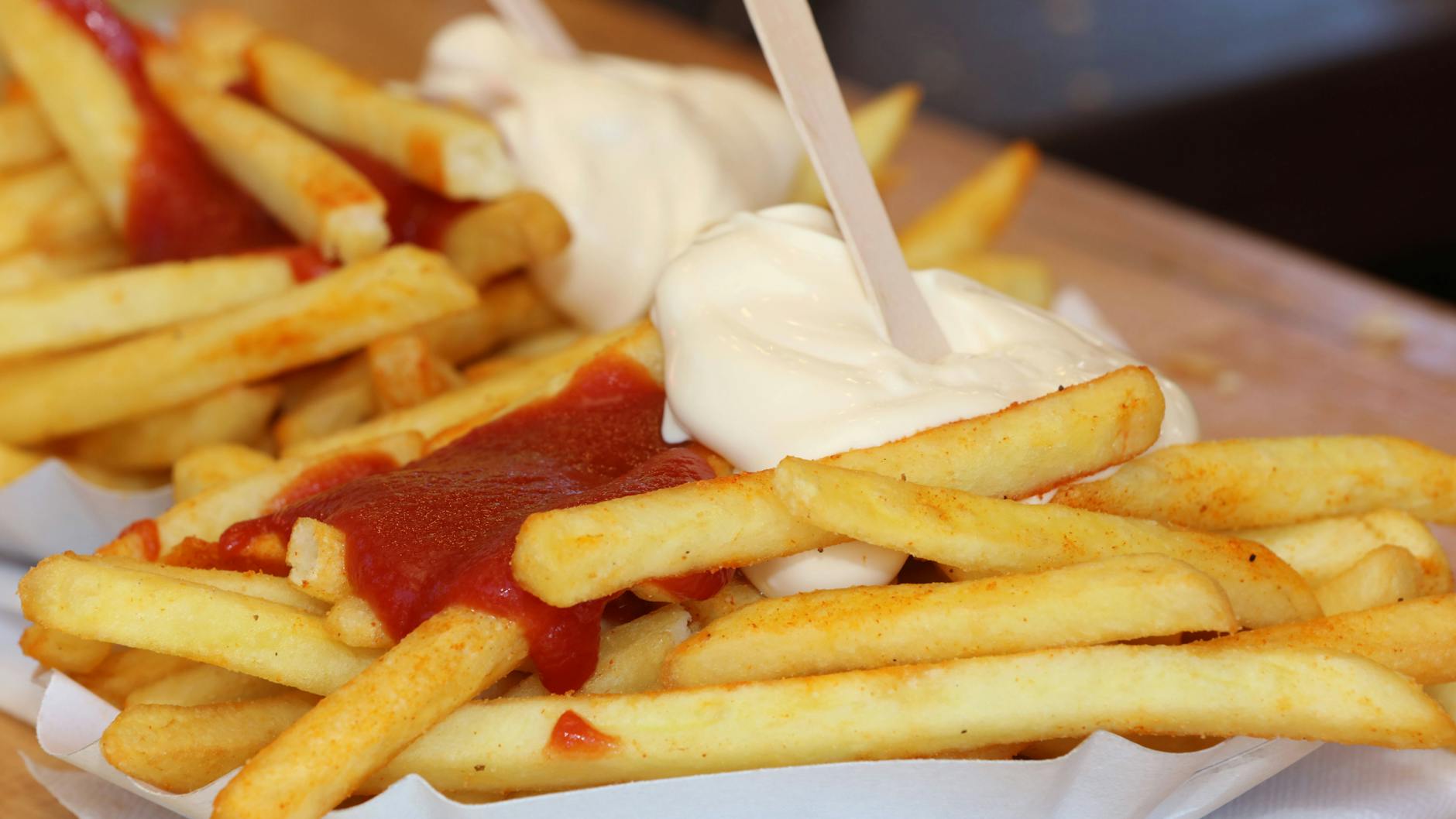 Für fettige Snacks und Zuckerbomben soll die Lebensmittelindustrie bald nicht mehr bei Kindern werben dürfen, fordern die Verbraucherschutzminister.