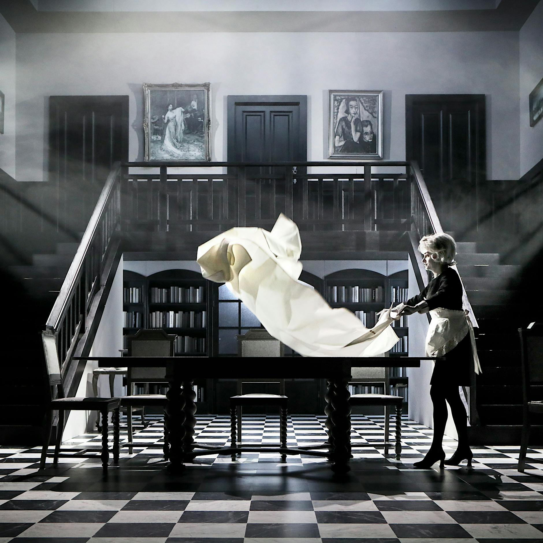 Ersan Mondtag serviert Nazigift und Schweinebraten im Gorki