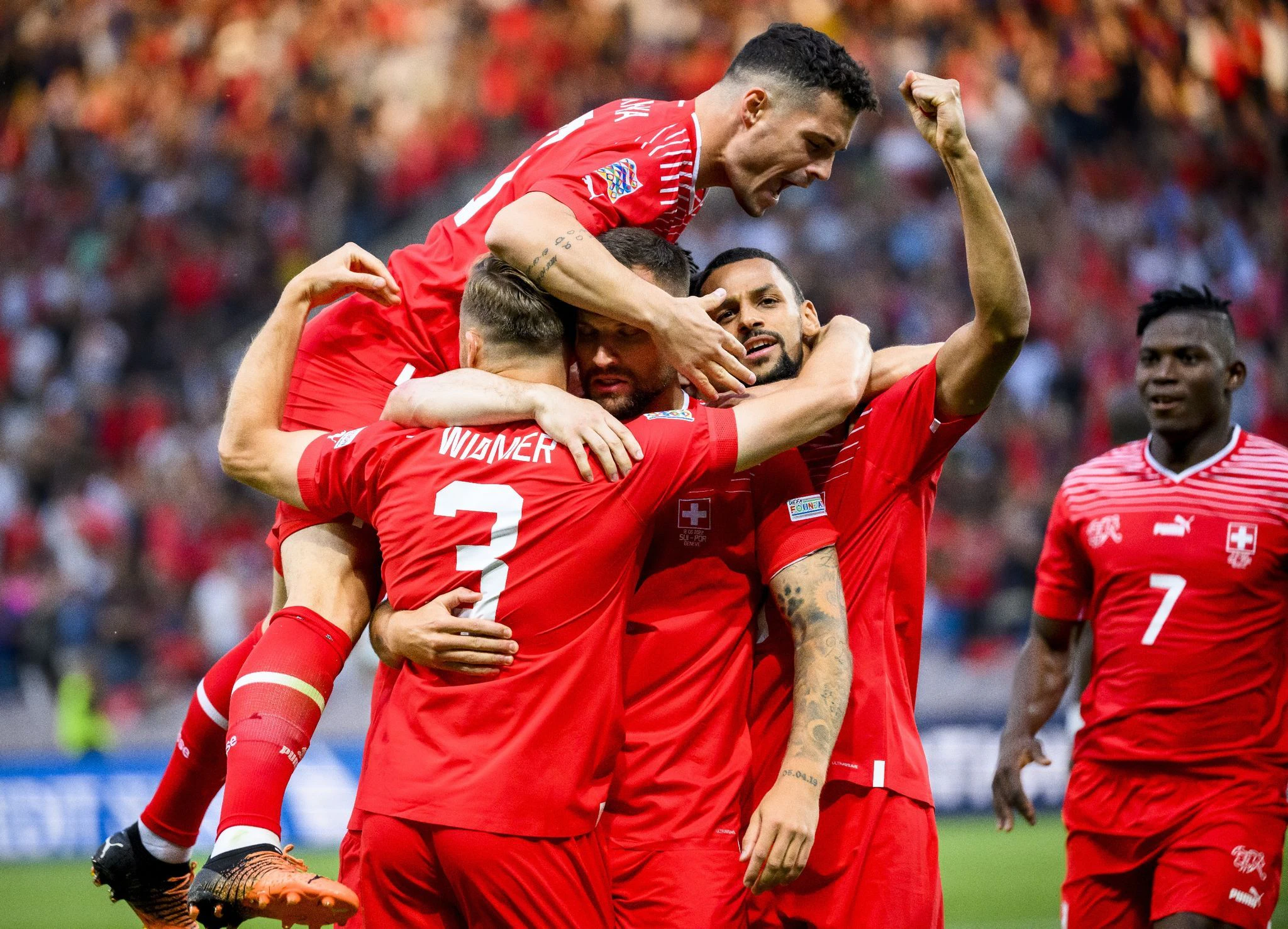 Die Spieler der Schweiz freuen sich über das Tor zur 1:0-Führung gegen Portugal.  a