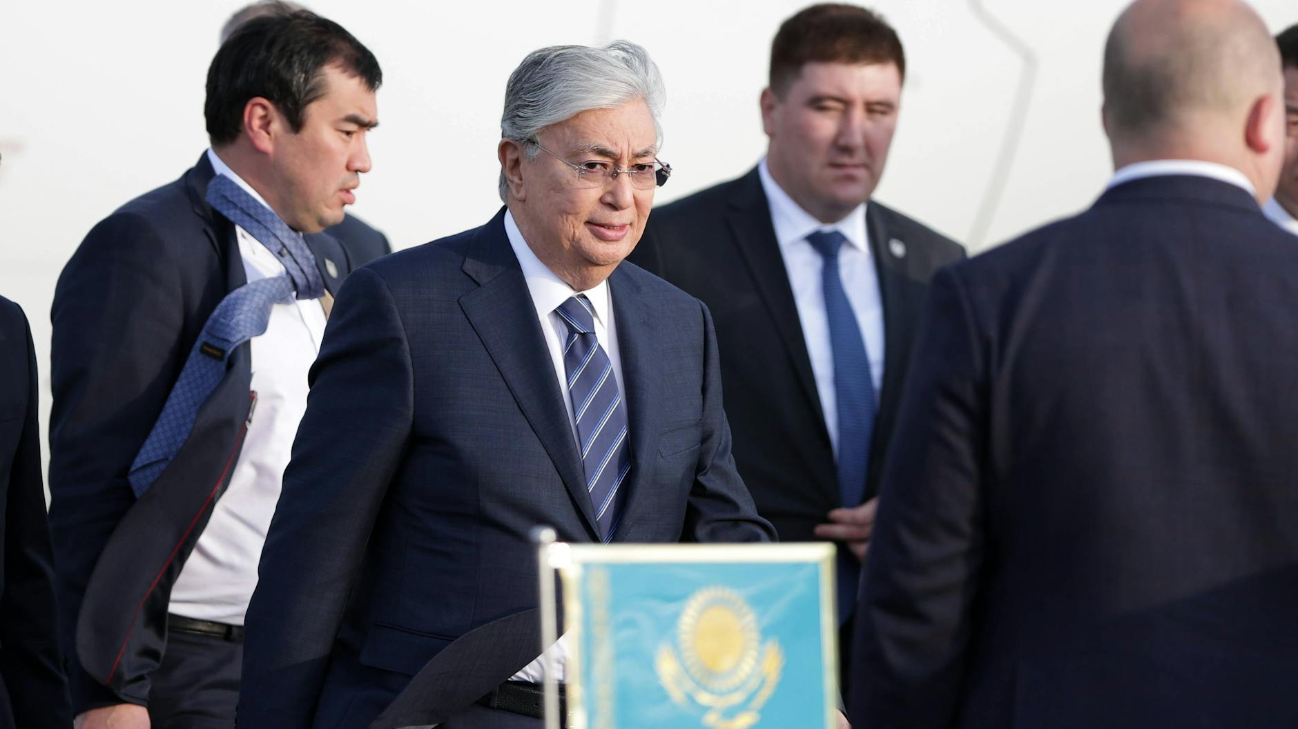 Kasachstans Präsident Kassym-Schomart Tokajew bei seiner Ankunft in St. Petersburg