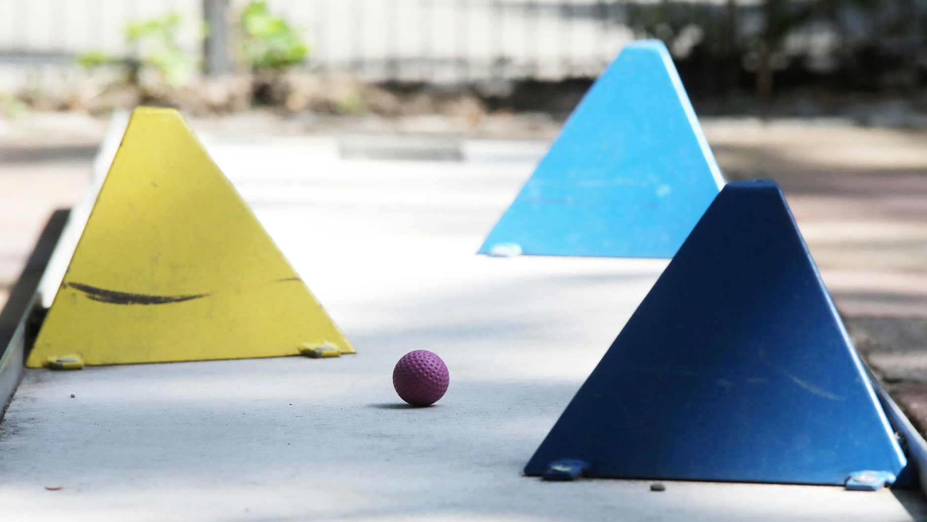 Sieht einfach aus, kann einen aber zum Verzweifeln bringen: eine Minigolfbahn.