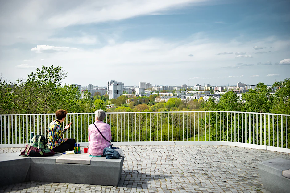 Außergewöhnlich, aber auch schön zum Picknicken: der Kienbergpark mit Blick Richtung Innenstadt