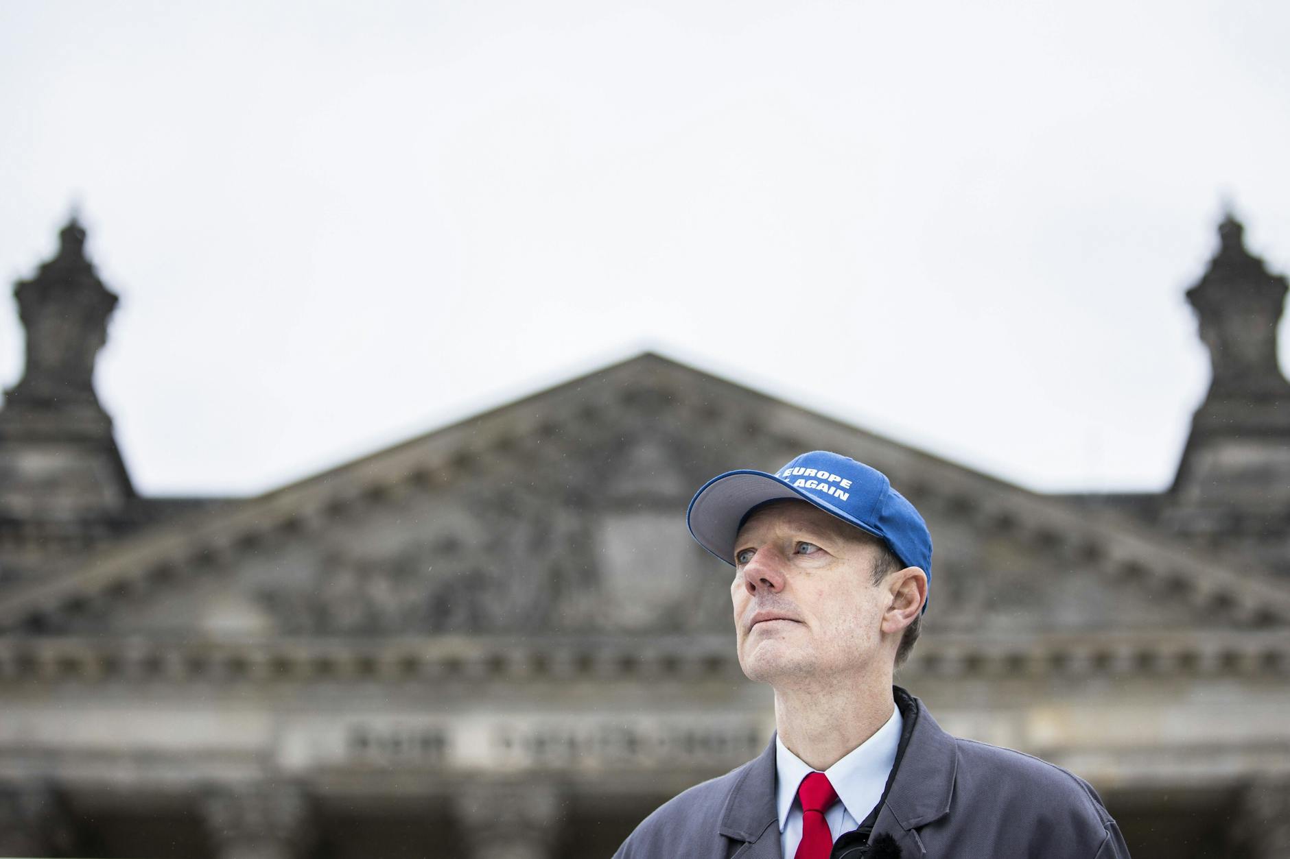 Martin Sonneborn, Bundesvorsitzender von DIE PARTEI, aufgenommen mit einer blauen Kappe mit der Aufschrift Make Europe Knorke Again, vor dem Deutschen Bundestag in Berlin, 17.11.2020.