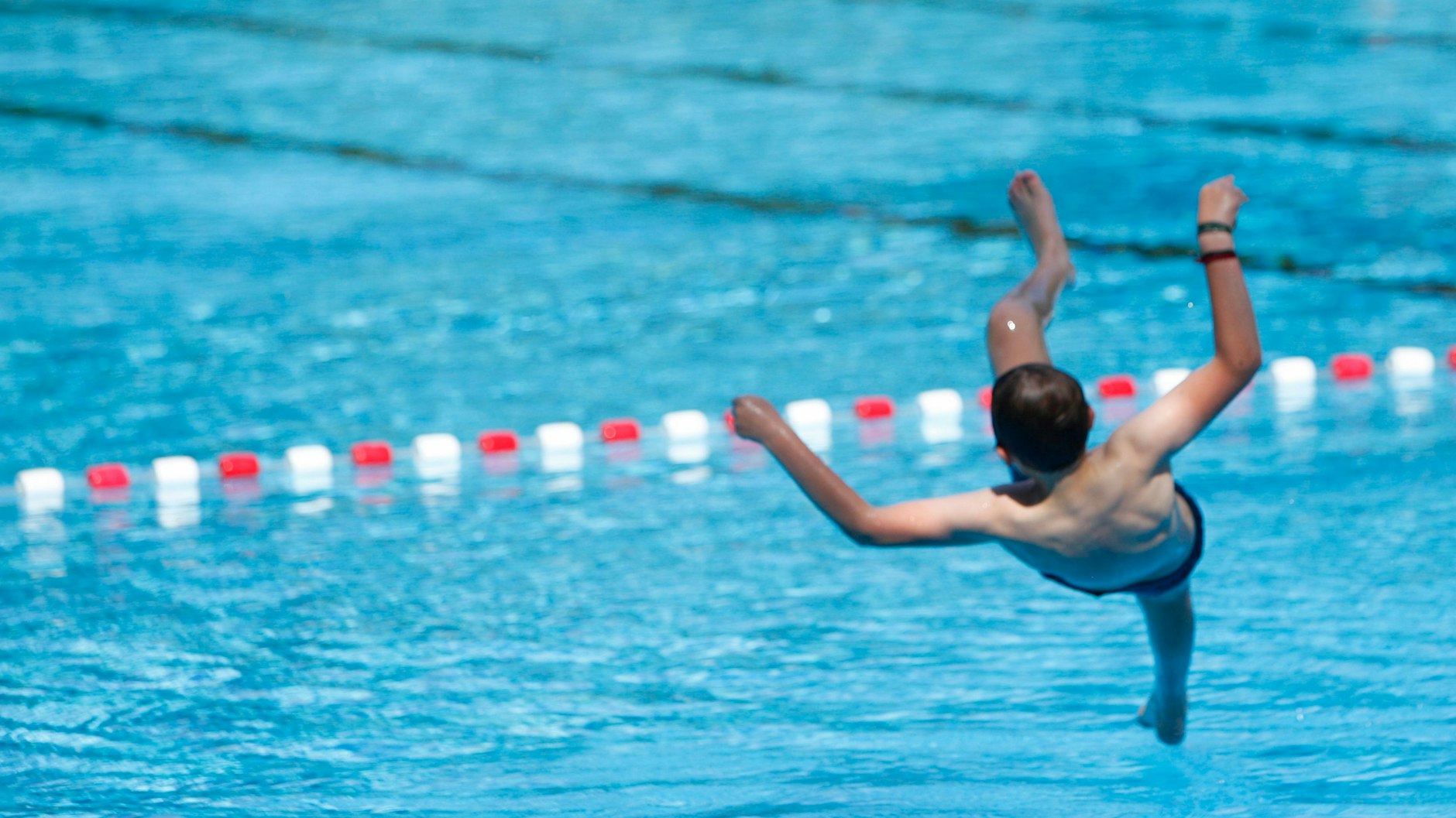 Sommer-Szene aus dem Freibad im Humboldthain in Berlin-Wedding.