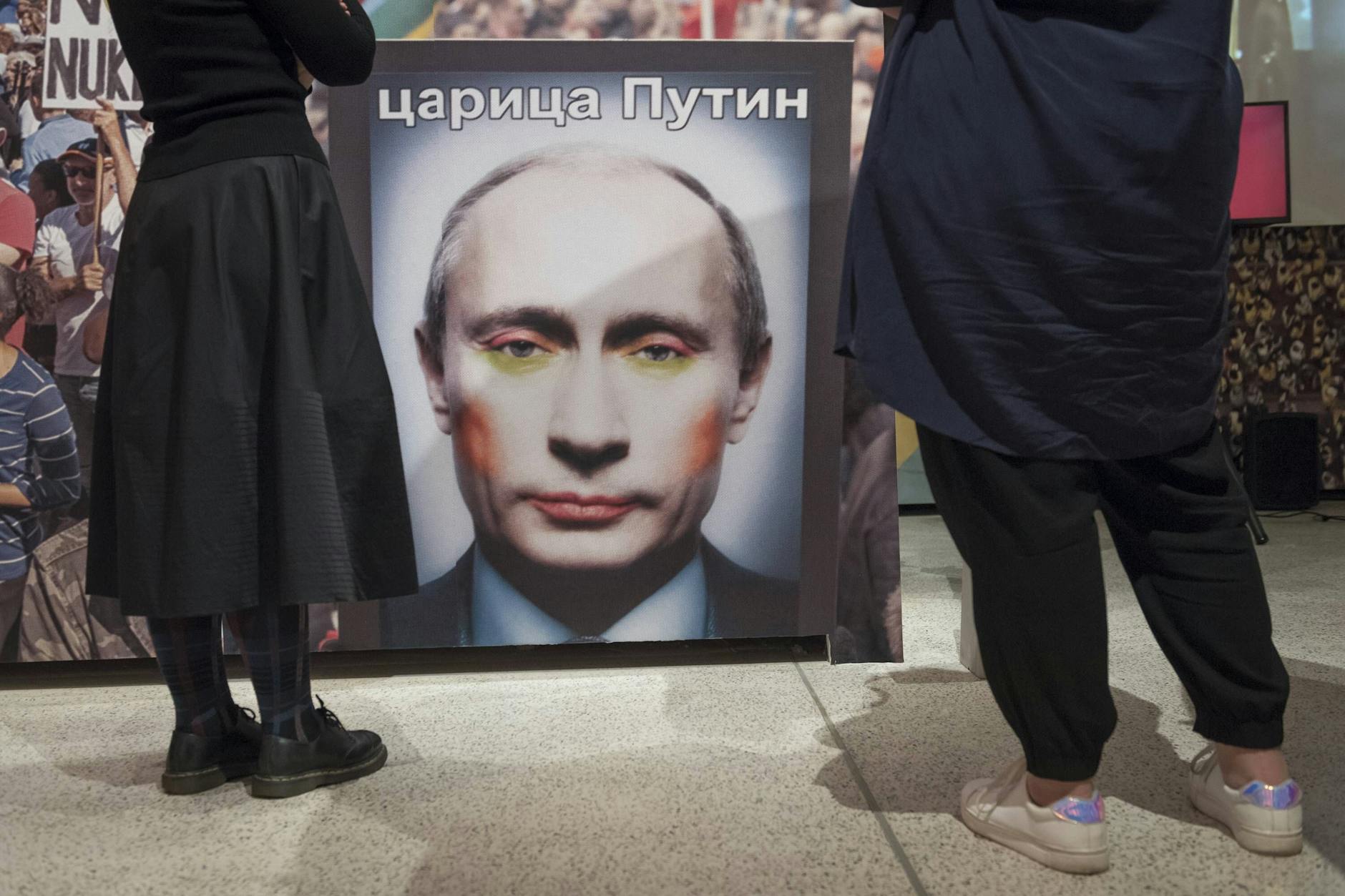 Im Jahr 2017 2017 wurde dieses Kunstwerk, das Wladimir Putin als geschminkter Clown zeigt, vom russischen Staat als „extremistisch “ eigestuft und verboten