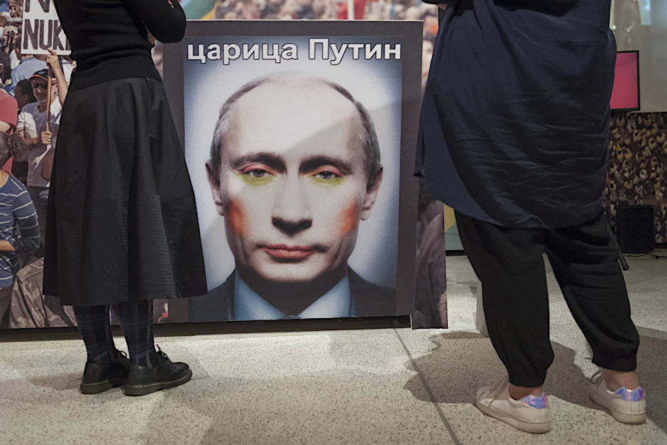 Im Jahr 2017&nbsp;2017 wurde dieses Kunstwerk, das Wladimir Putin als geschminkter Clown zeigt, vom russischen Staat als „extremistisch “ eigestuft und verboten
