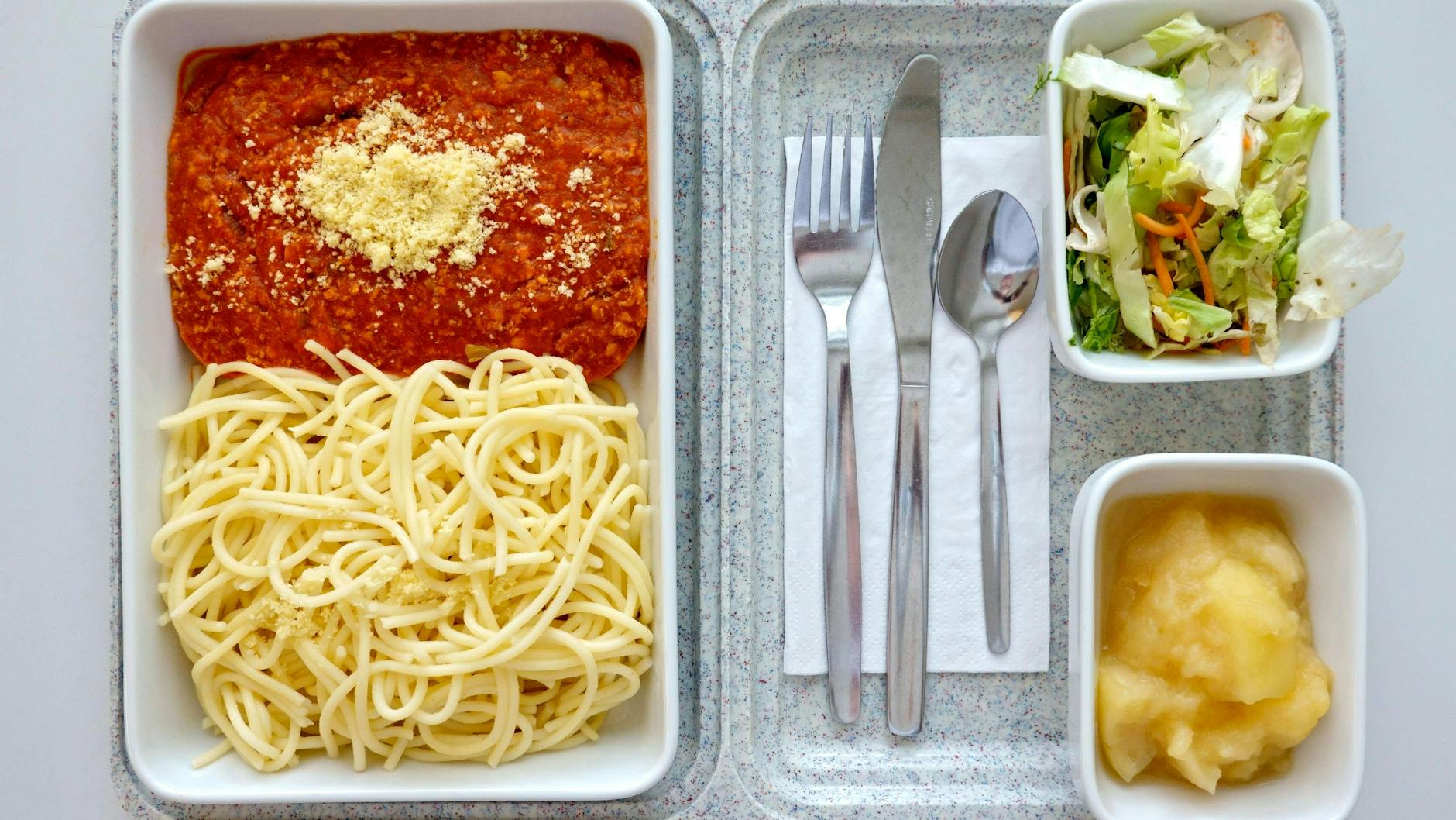 Spaghetti Bolognese mit bestimmt am Bett geriebenem Parmesan.