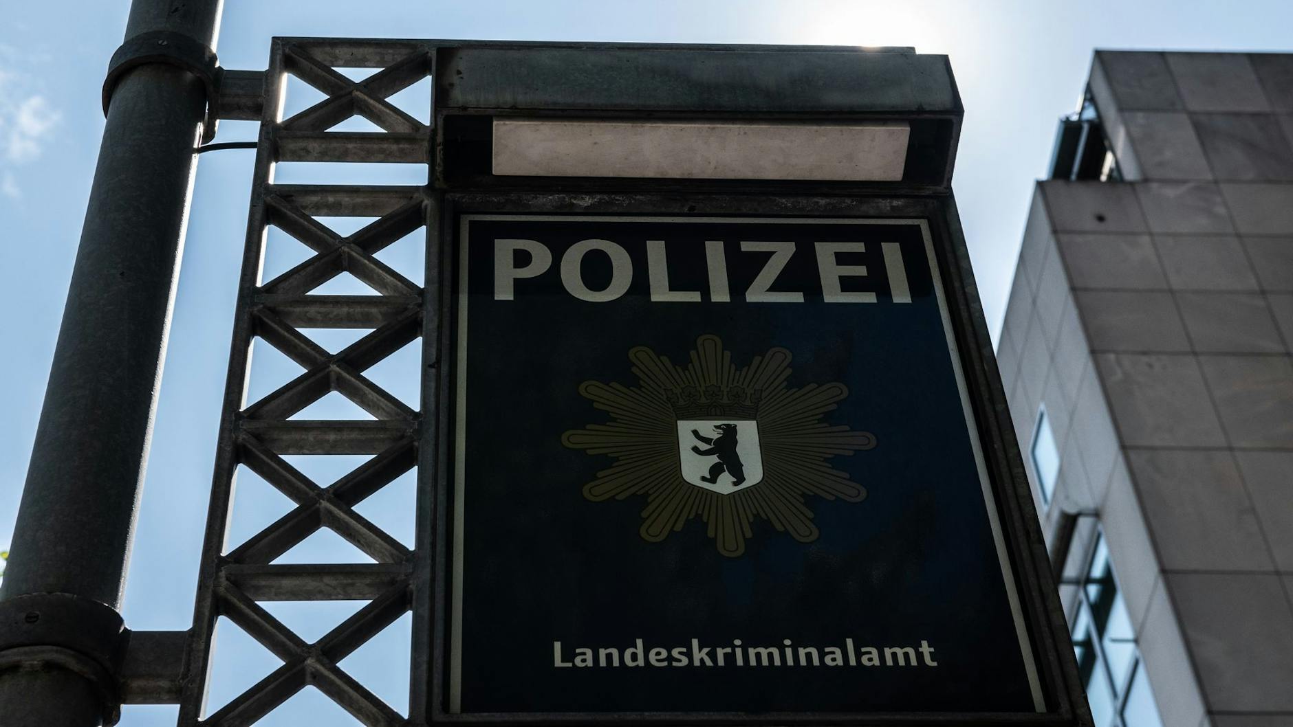 Der Mann arbeitete beim Landeskriminalamt in Berlin. Hier hatte er Zugang zu Listen mit den Klarnamen sämtlicher V-Leute und verdeckten Ermittler in Deutschland.