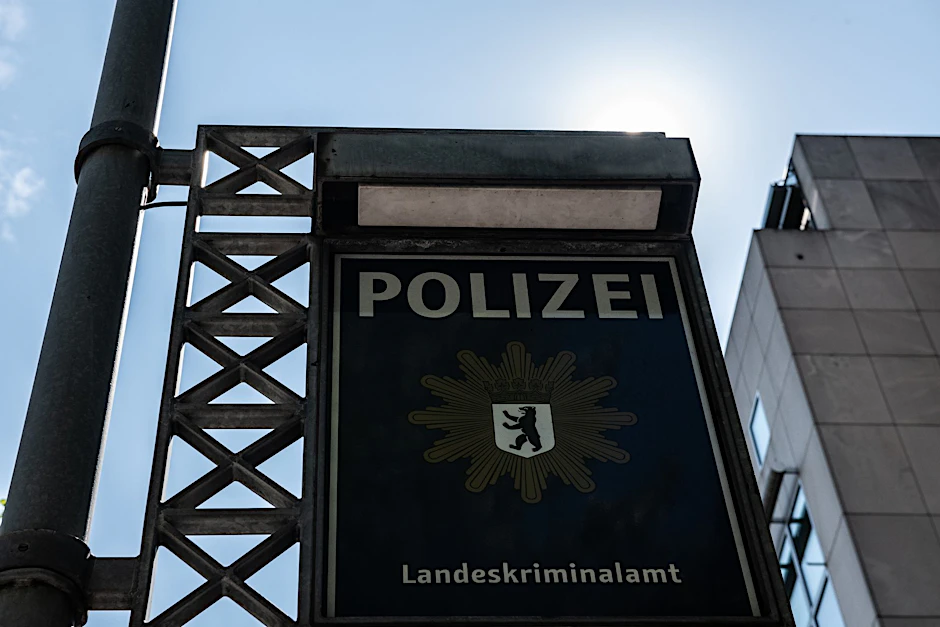 Der Mann arbeitete beim Landeskriminalamt in Berlin. Hier hatte er Zugang zu Listen mit den Klarnamen sämtlicher V-Leute und verdeckten Ermittler in Deutschland.