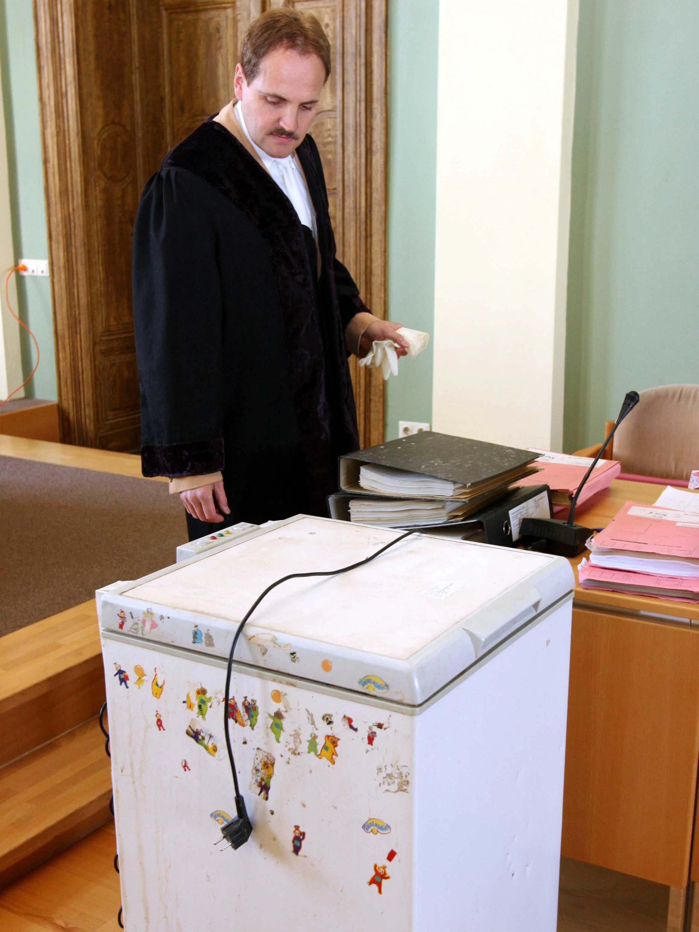 Der Staatsanwalt Tobias Pinder präsentiert im Prozess die Kühltruhe, in der die Leiche von Dennis lag.