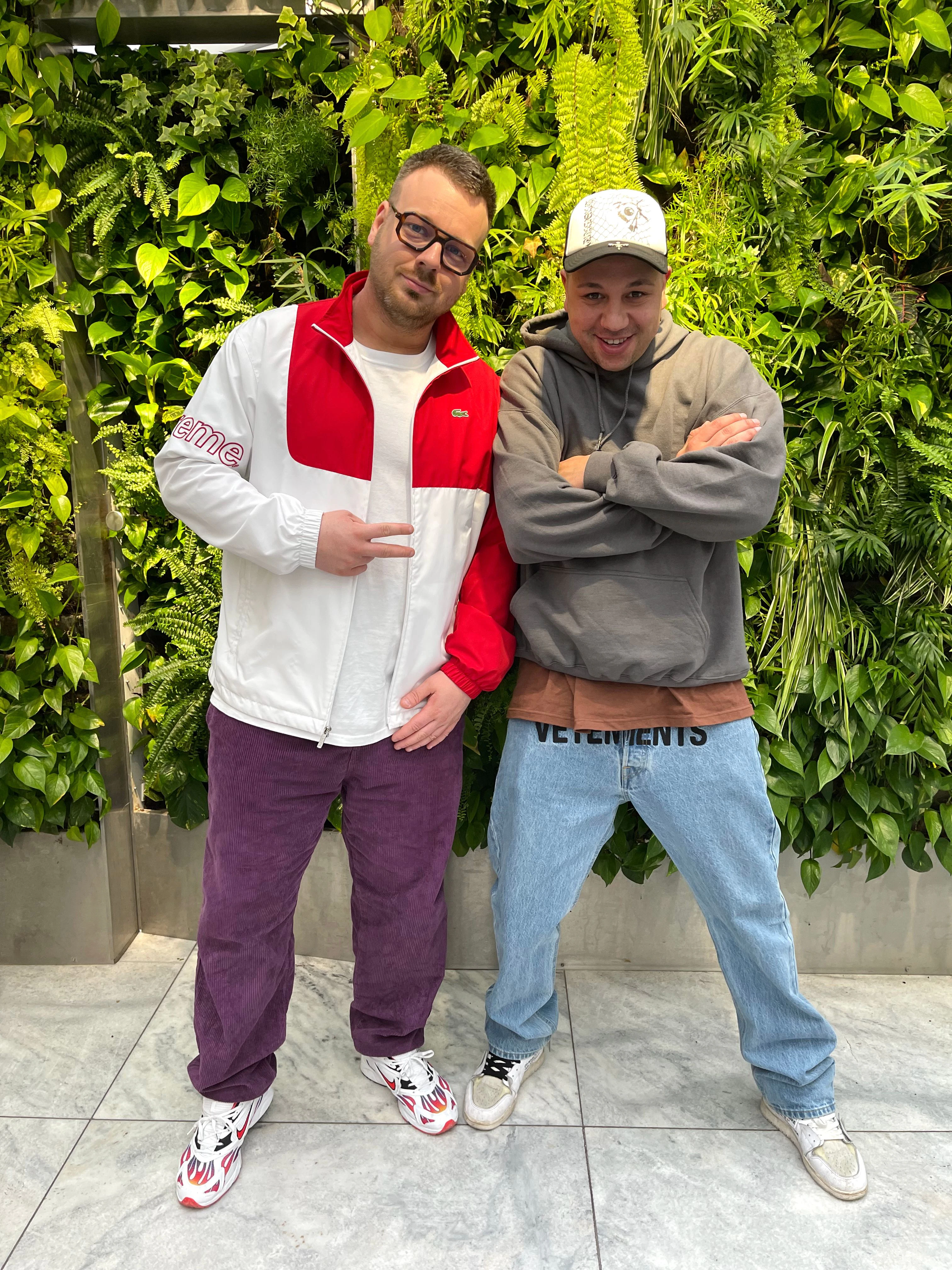 Marc Leuschner und Michael Haiduk vor der Pflanzenwand im GATE194.