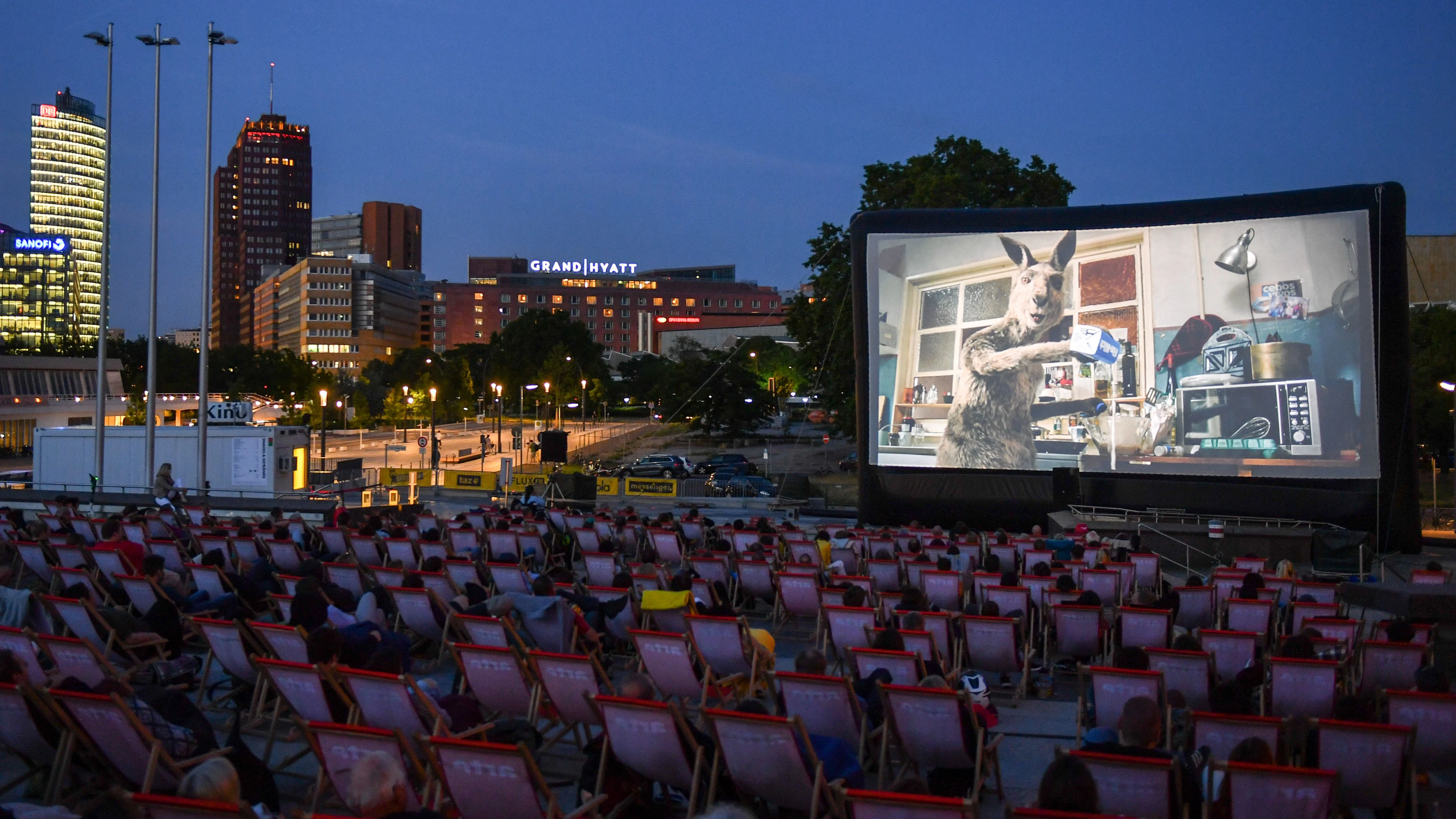 In aller Ruhe die Hauptstadt beobachten: das Arte-Sommerkino am Kulturforum