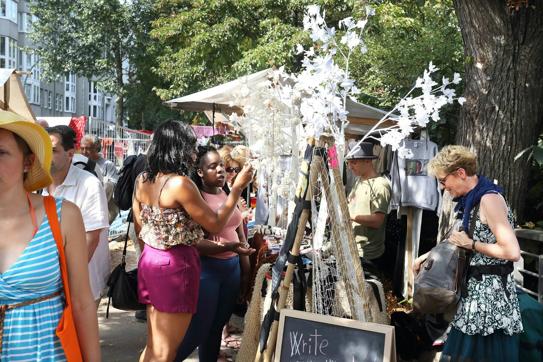 Viel zu sehen und zu erstehen: der Nowkoelln Flohmarkt am Maybachufer.
