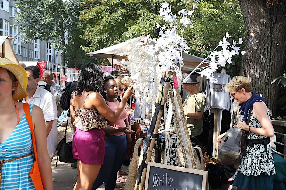 Viel zu sehen und zu erstehen: der Nowkoelln Flohmarkt am Maybachufer.