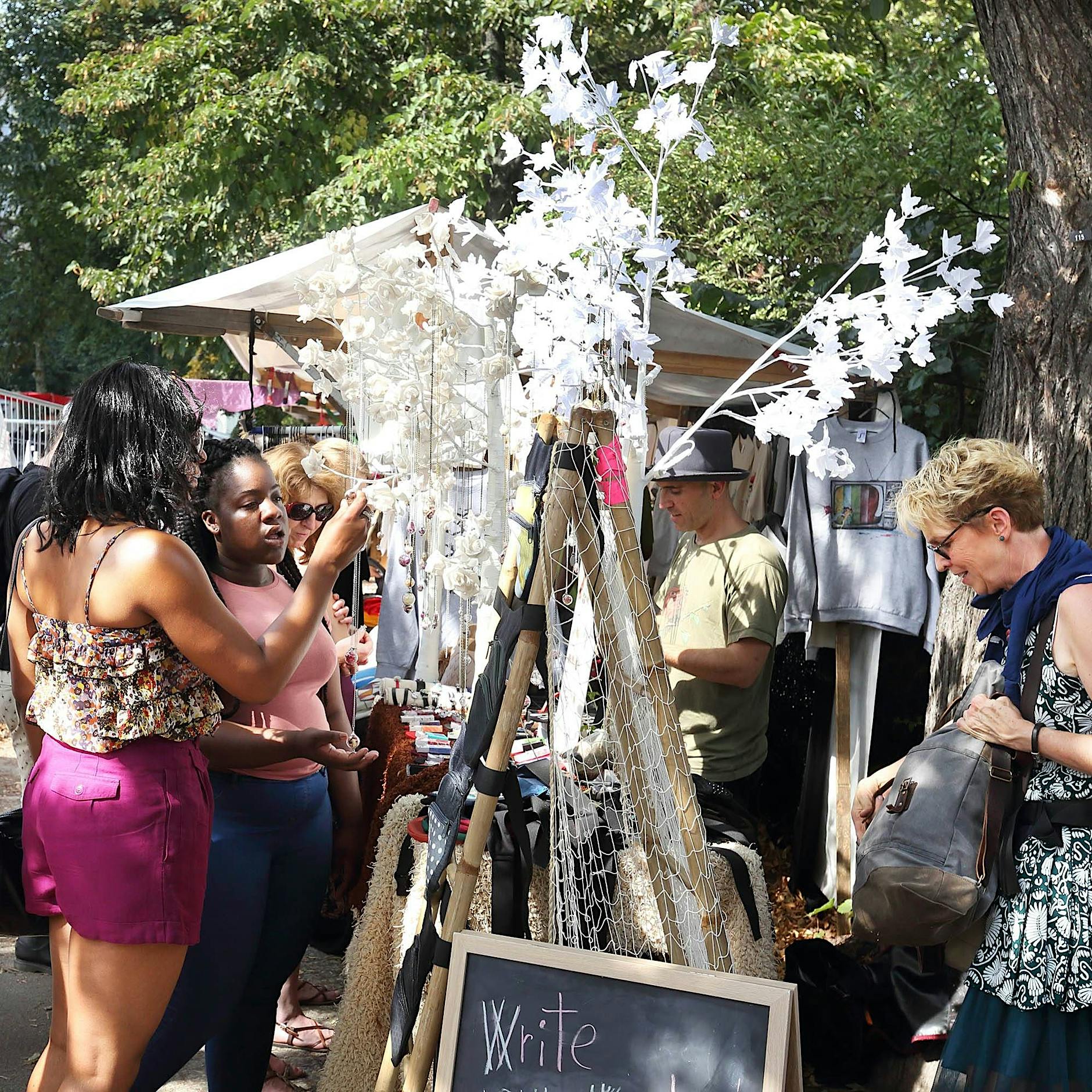 Tipps vom Trödel-Profi: So macht man auf Berlins Flohmärkten echte Schnäppchen
